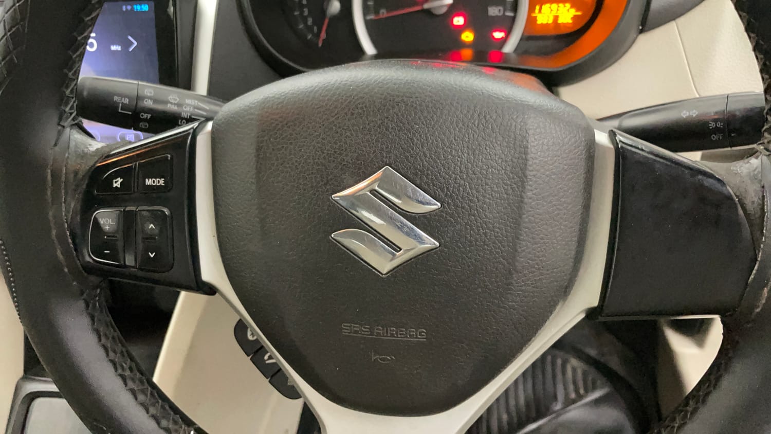 Used 2017 Maruti Suzuki Celerio ZXi AMT Petrol Automatic top_features Steering mounted controls