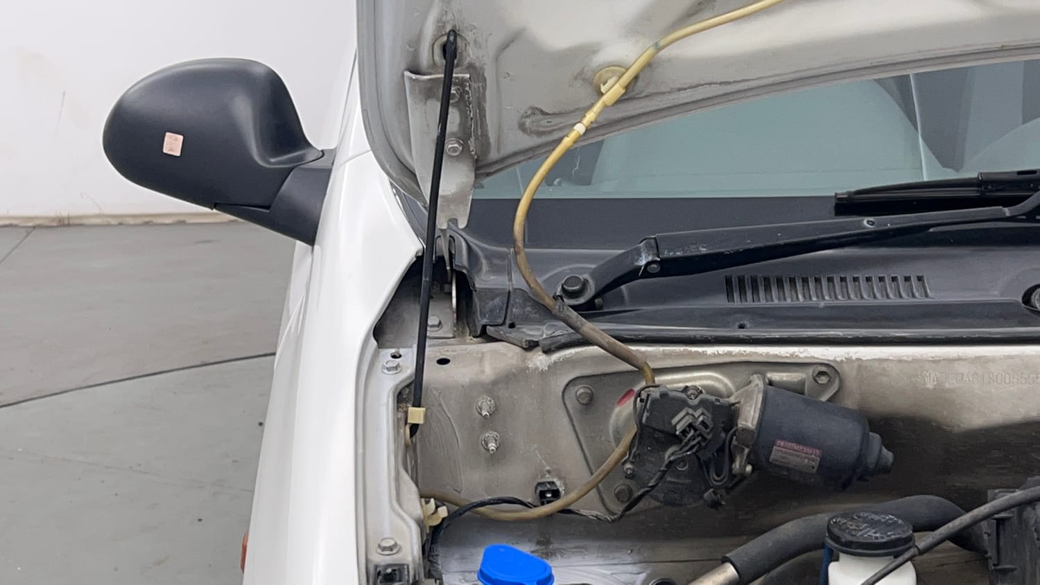 Used 2015 Maruti Suzuki Alto 800 Lxi Petrol Manual engine ENGINE RIGHT SIDE HINGE & APRON VIEW
