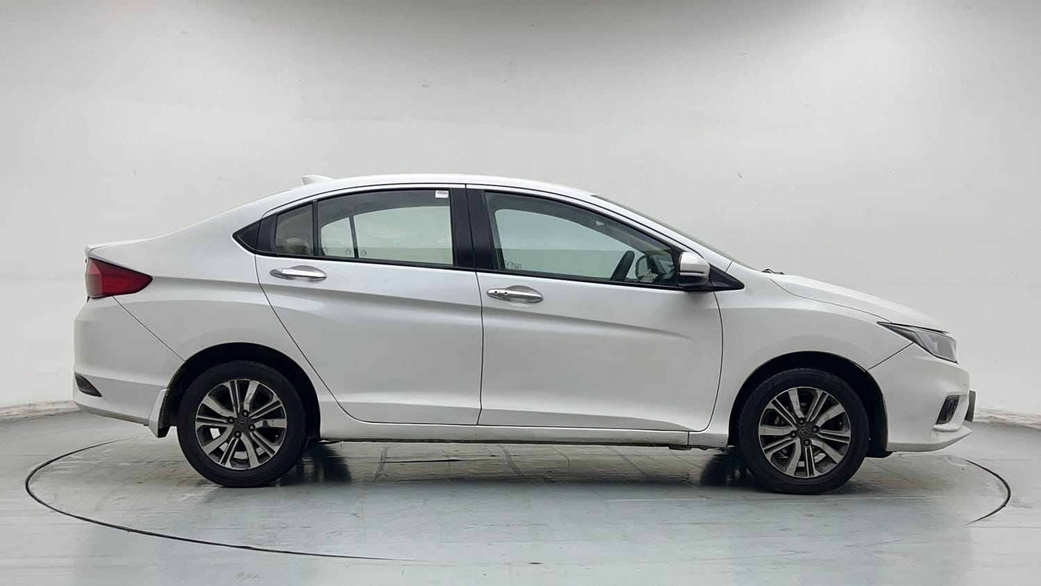 Used 2017 Honda City V CVT Petrol Petrol Automatic exterior RIGHT SIDE VIEW