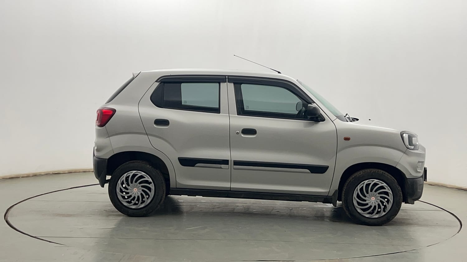 Used 2022 Maruti Suzuki S-Presso VXi (O) Petrol Manual exterior RIGHT SIDE VIEW
