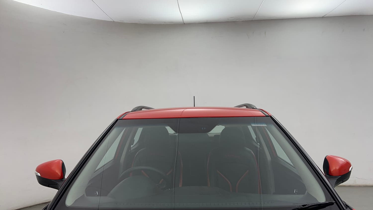 Used 2019 Mahindra XUV 300 1.5 W8 Diesel Manual exterior FRONT WINDSHIELD VIEW