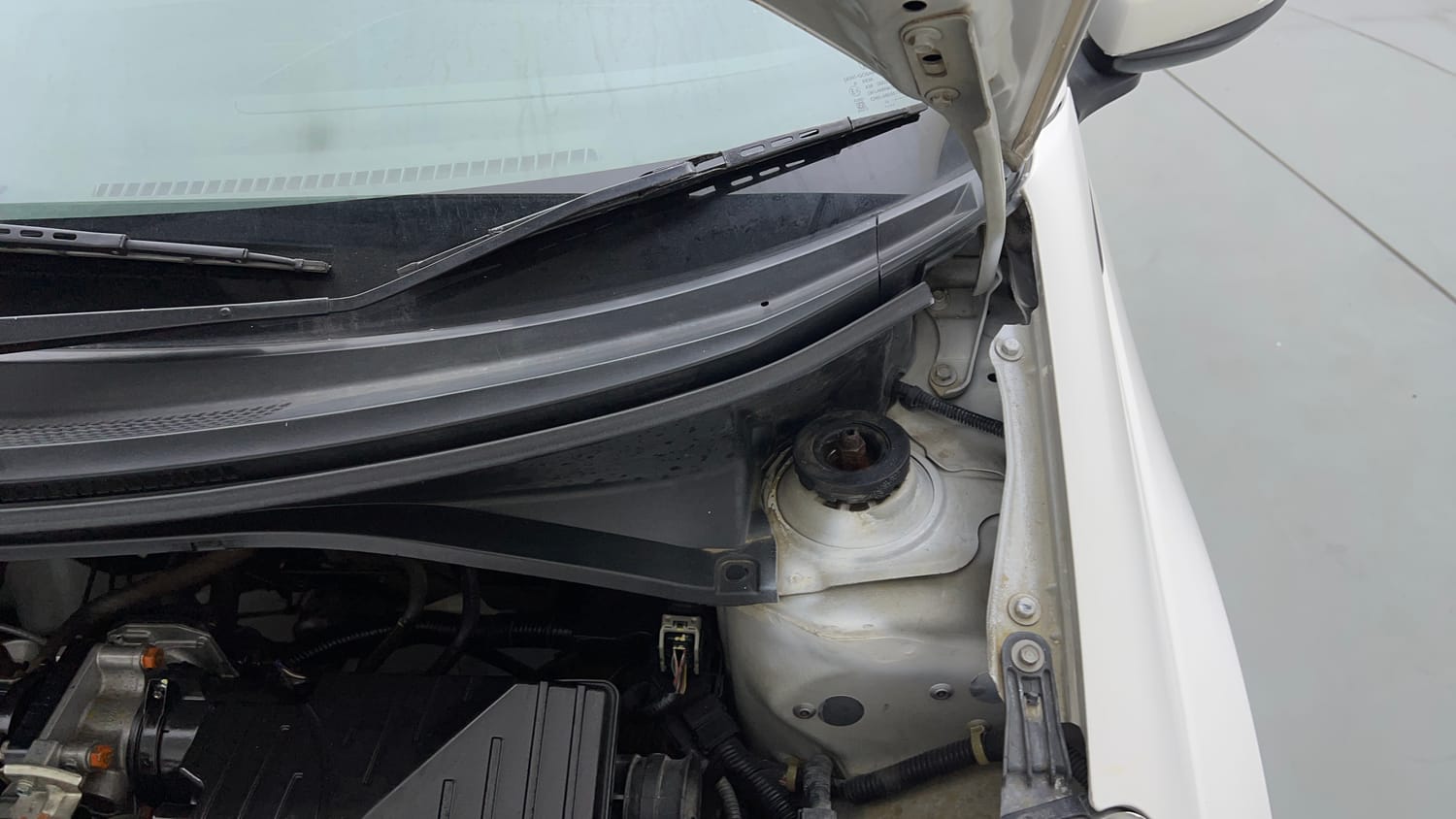 Used 2016 Honda Amaze 1.2 VX AT i-VTEC Petrol Automatic engine ENGINE LEFT SIDE HINGE & APRON VIEW