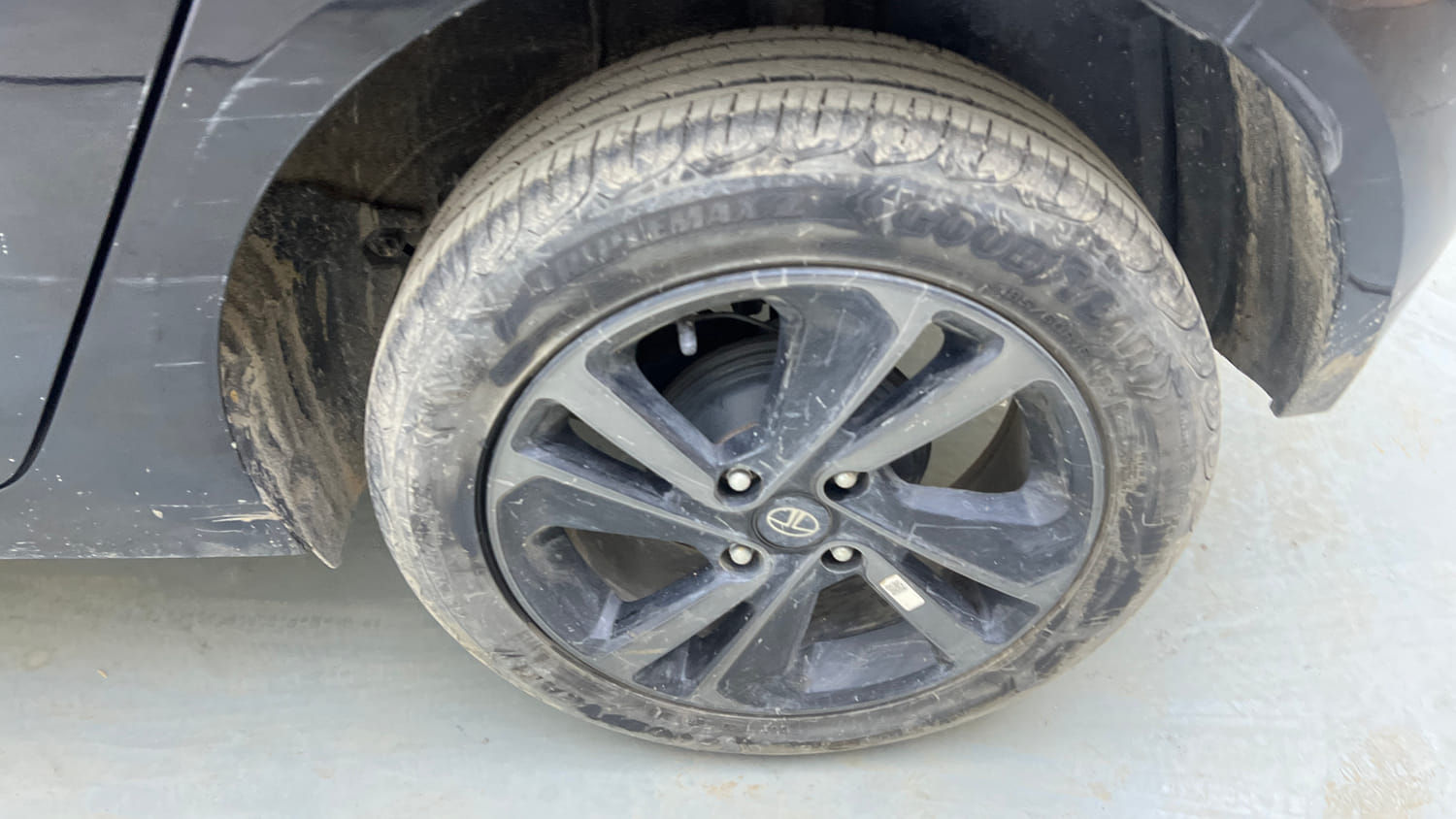 Used 2022 Tata Altroz XZ Plus Petrol Dark Edition Petrol Manual tyres LEFT REAR TYRE RIM VIEW