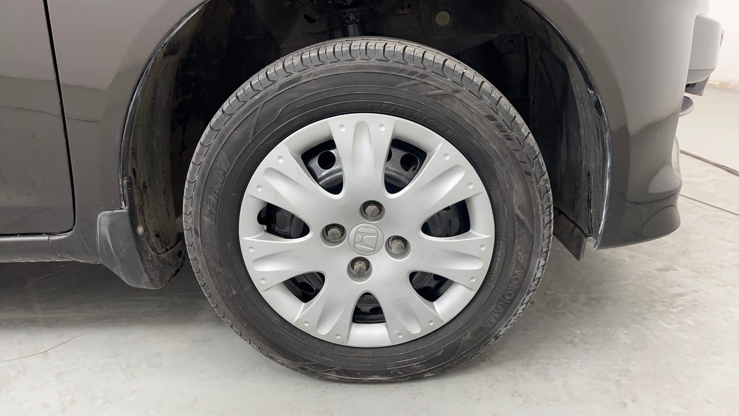 Used 2015 Honda Amaze 1.2 S i-VTEC Petrol Manual tyres RIGHT FRONT TYRE RIM VIEW