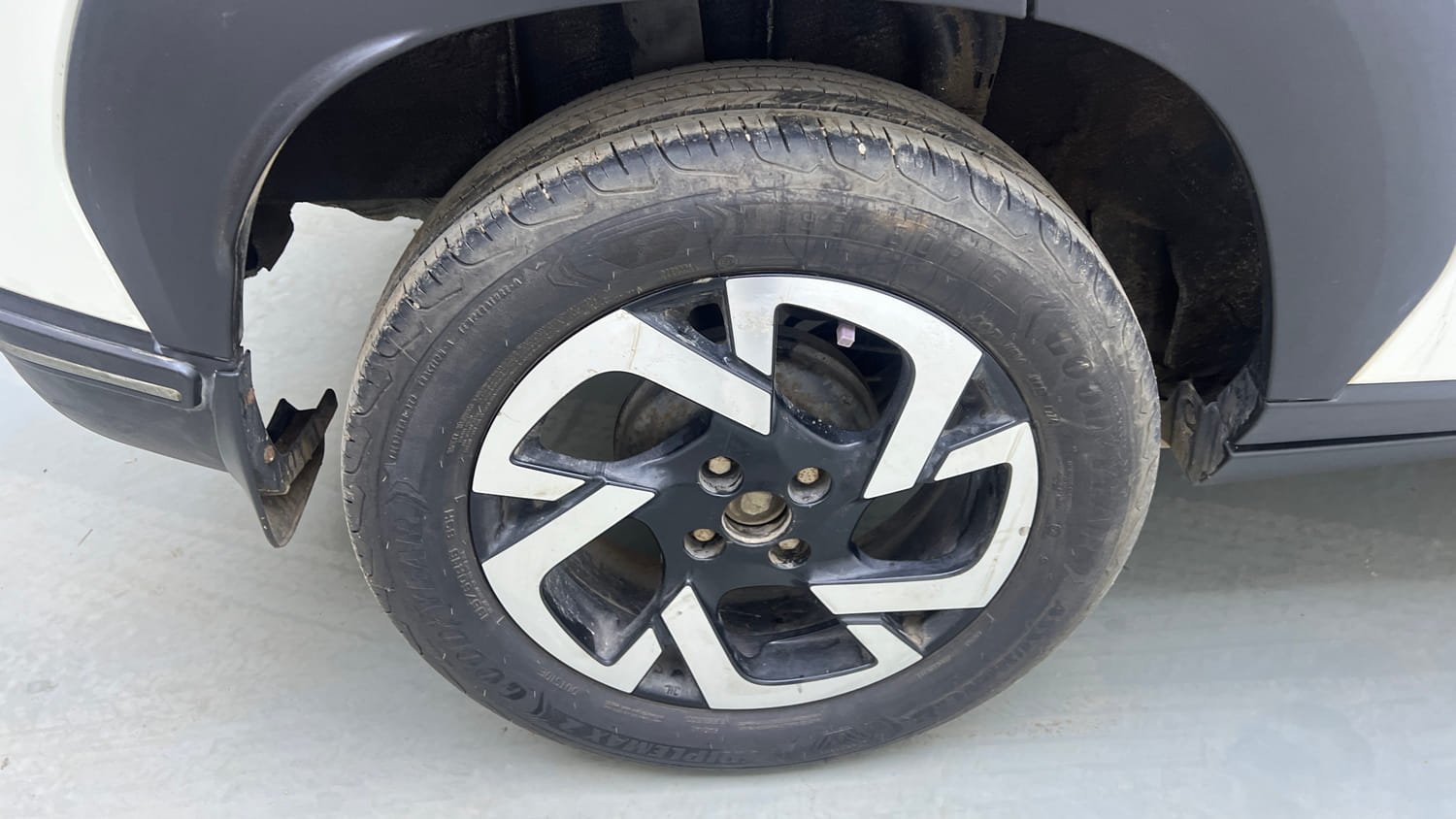 Used 2022 Nissan Magnite XV Turbo Petrol Manual tyres RIGHT REAR TYRE RIM VIEW