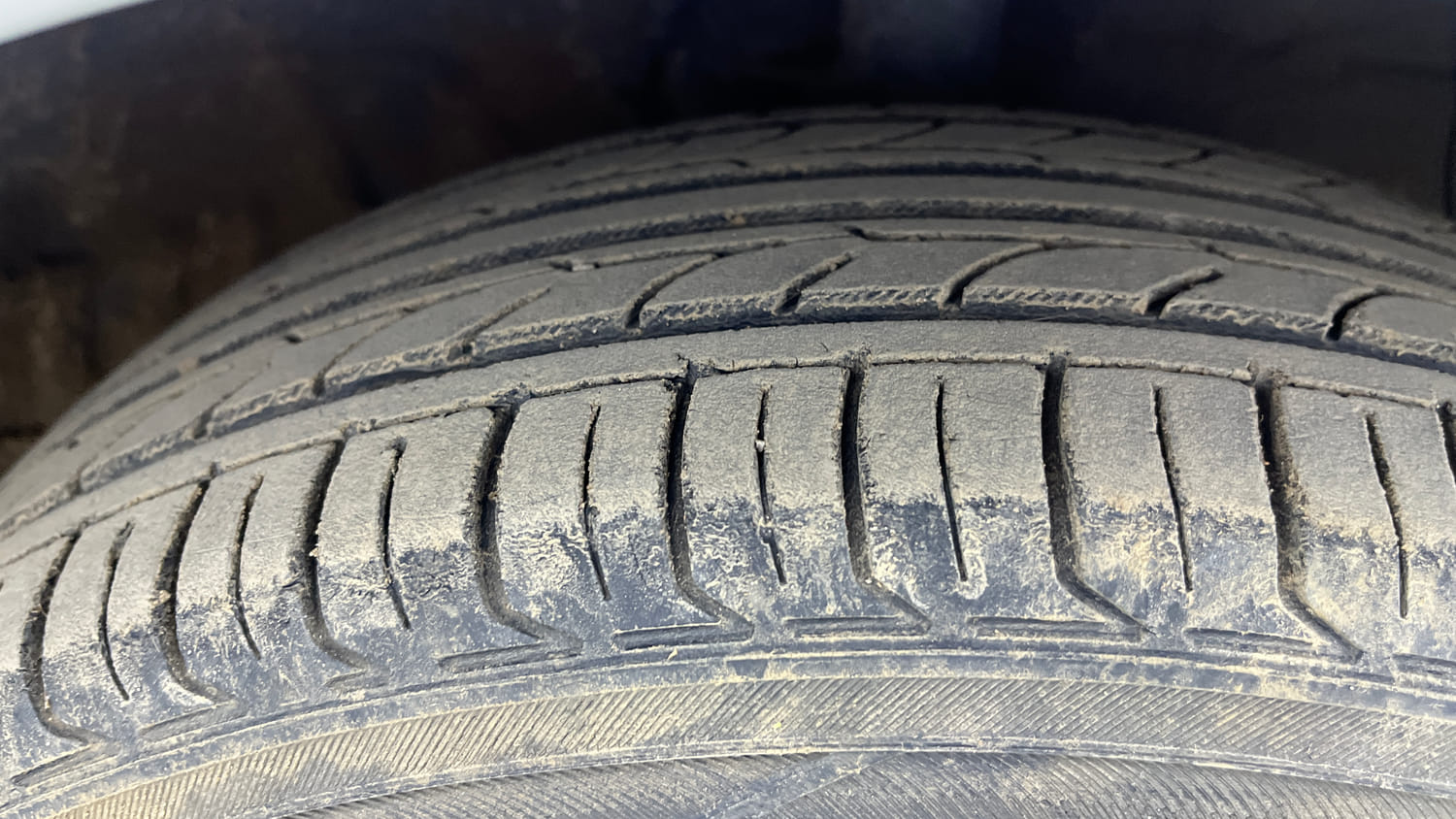 Used 2017 Hyundai Grand i10 Sportz (O) AT 1.2 Kappa VTVT Petrol Automatic tyres RIGHT FRONT TYRE TREAD VIEW