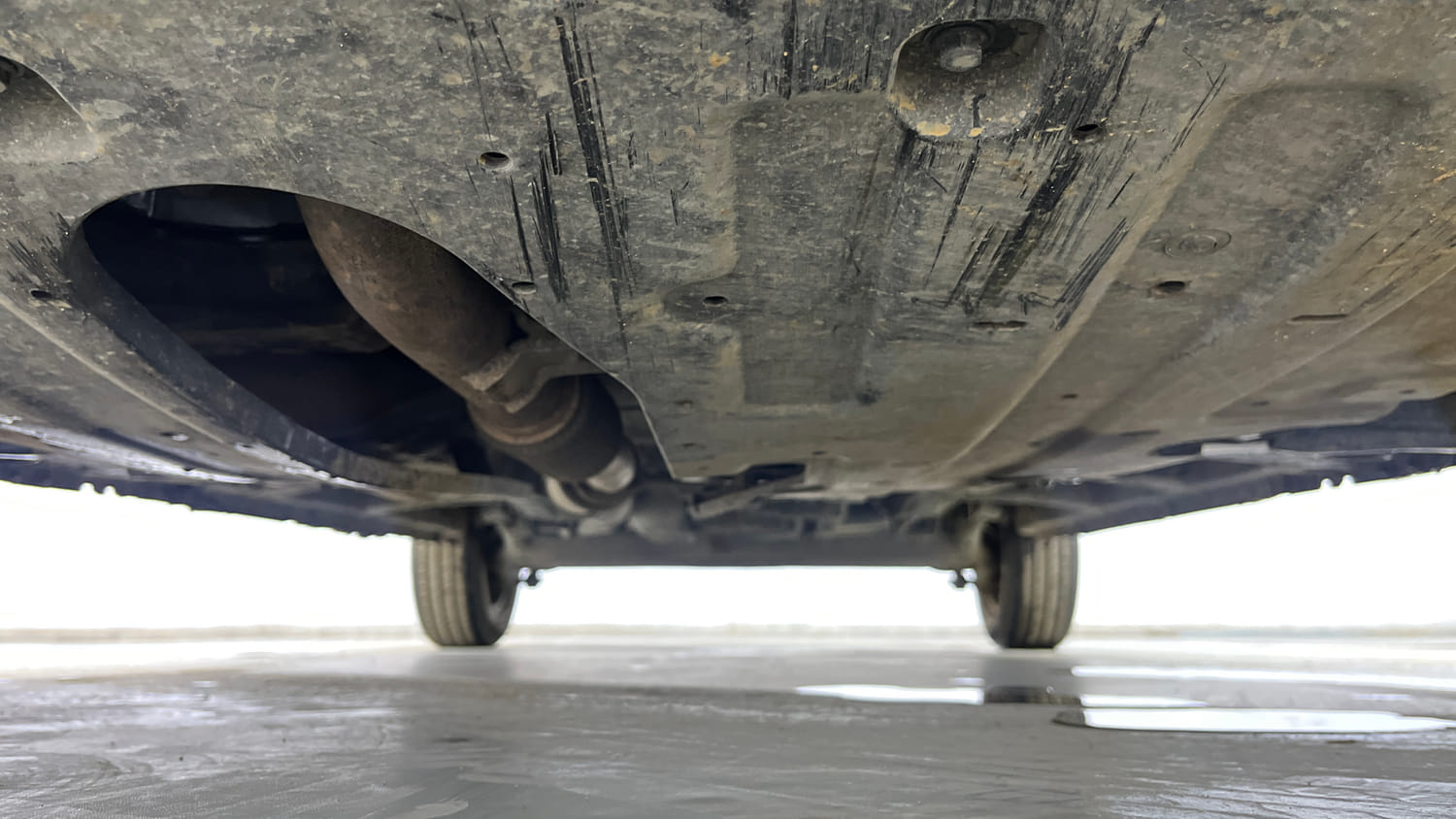 Used 2021 Mahindra KUV100 NXT K2 Plus 6 STR Petrol Manual extra FRONT LEFT UNDERBODY VIEW