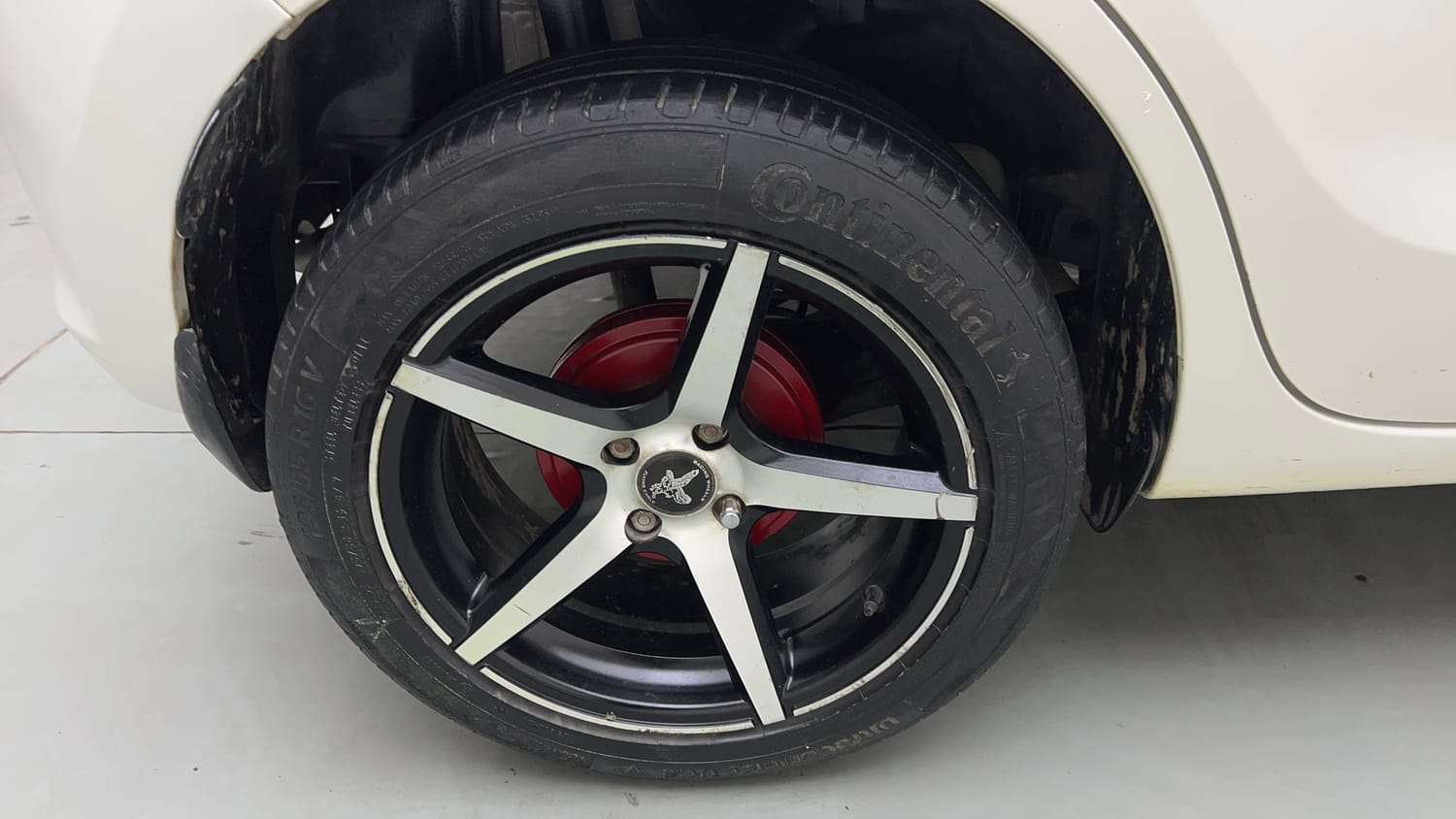 Used 2021 Maruti Suzuki Swift VXi AMT Petrol Automatic tyres RIGHT REAR TYRE RIM VIEW