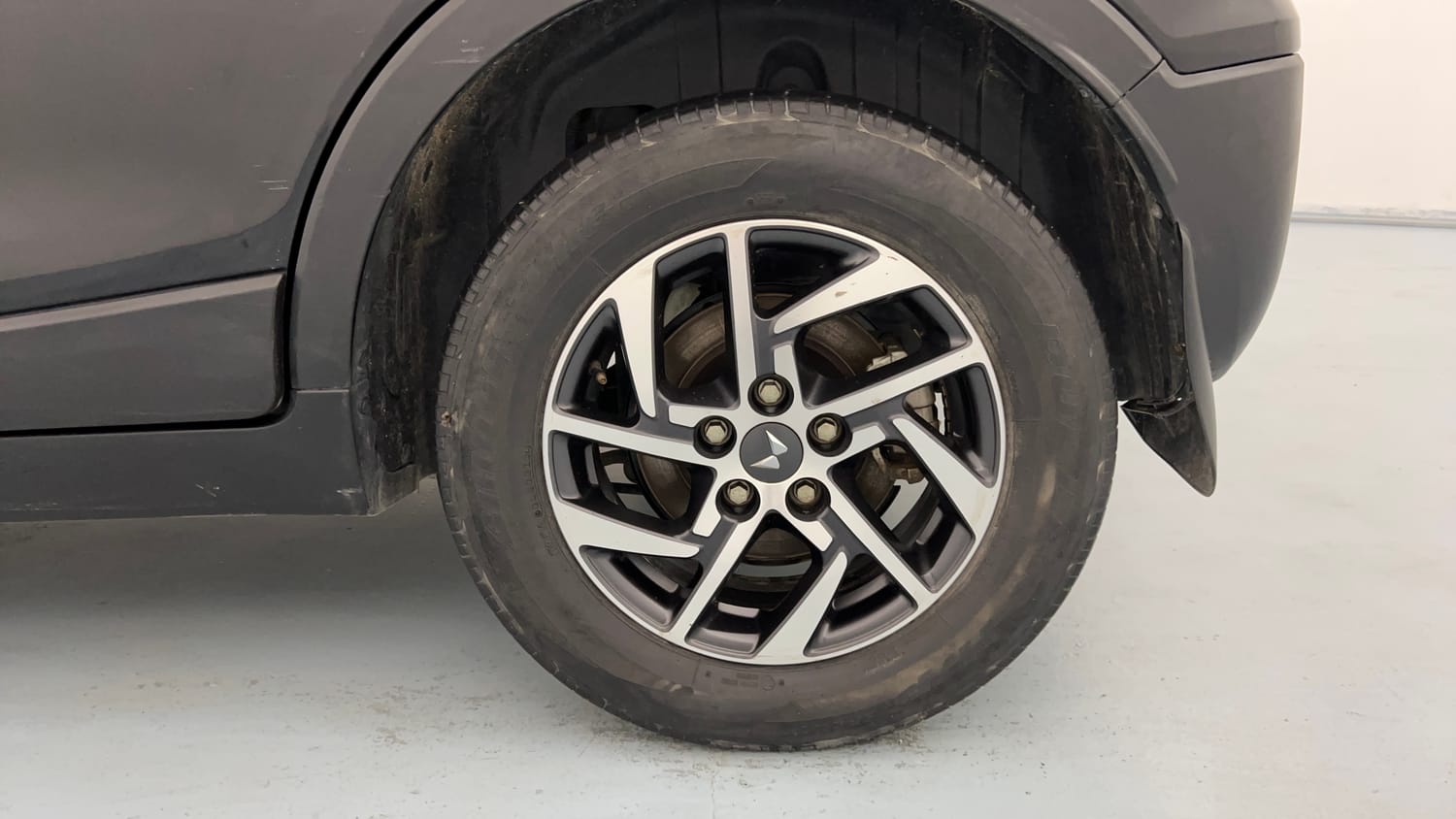 Used 2024 Mahindra XUV 300 W8 (O) 1.5 Diesel Diesel Manual tyres LEFT REAR TYRE RIM VIEW
