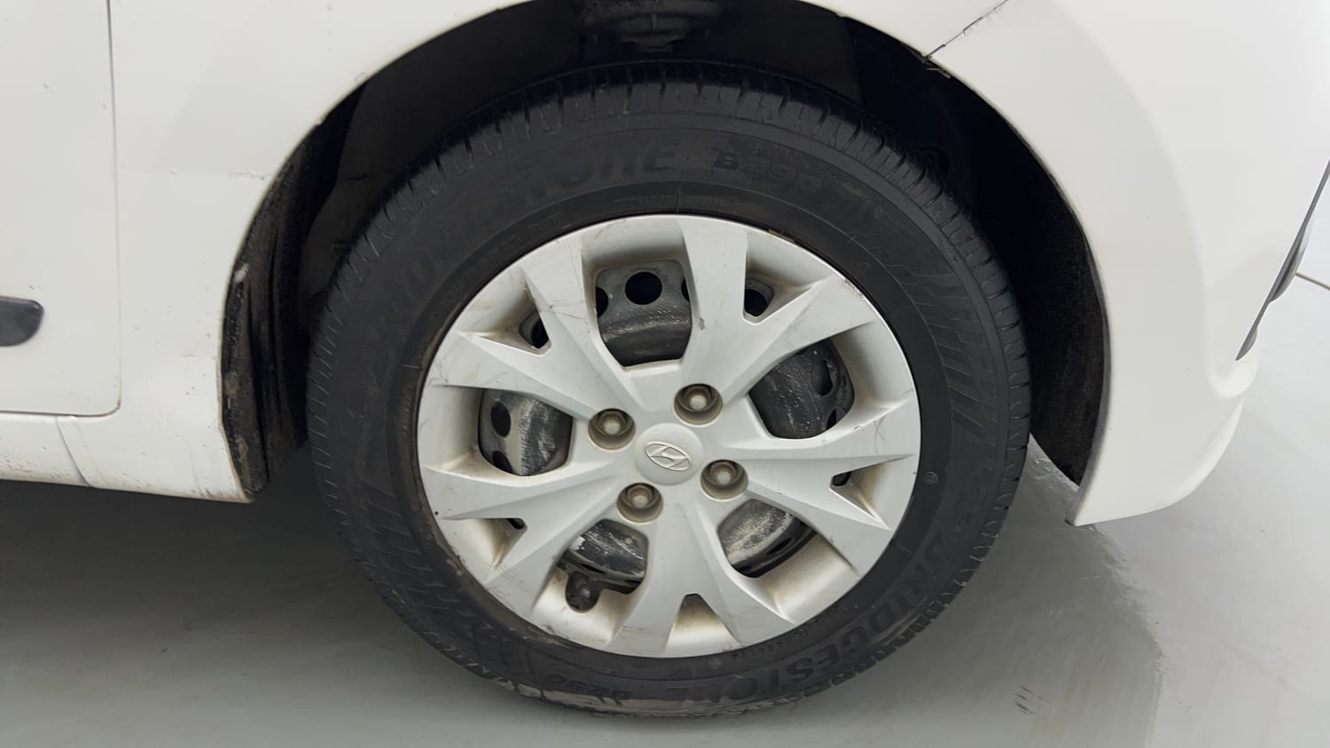 Used 2015 Hyundai Grand i10 Era 1.2 Kappa VTVT Petrol Manual tyres RIGHT FRONT TYRE RIM VIEW