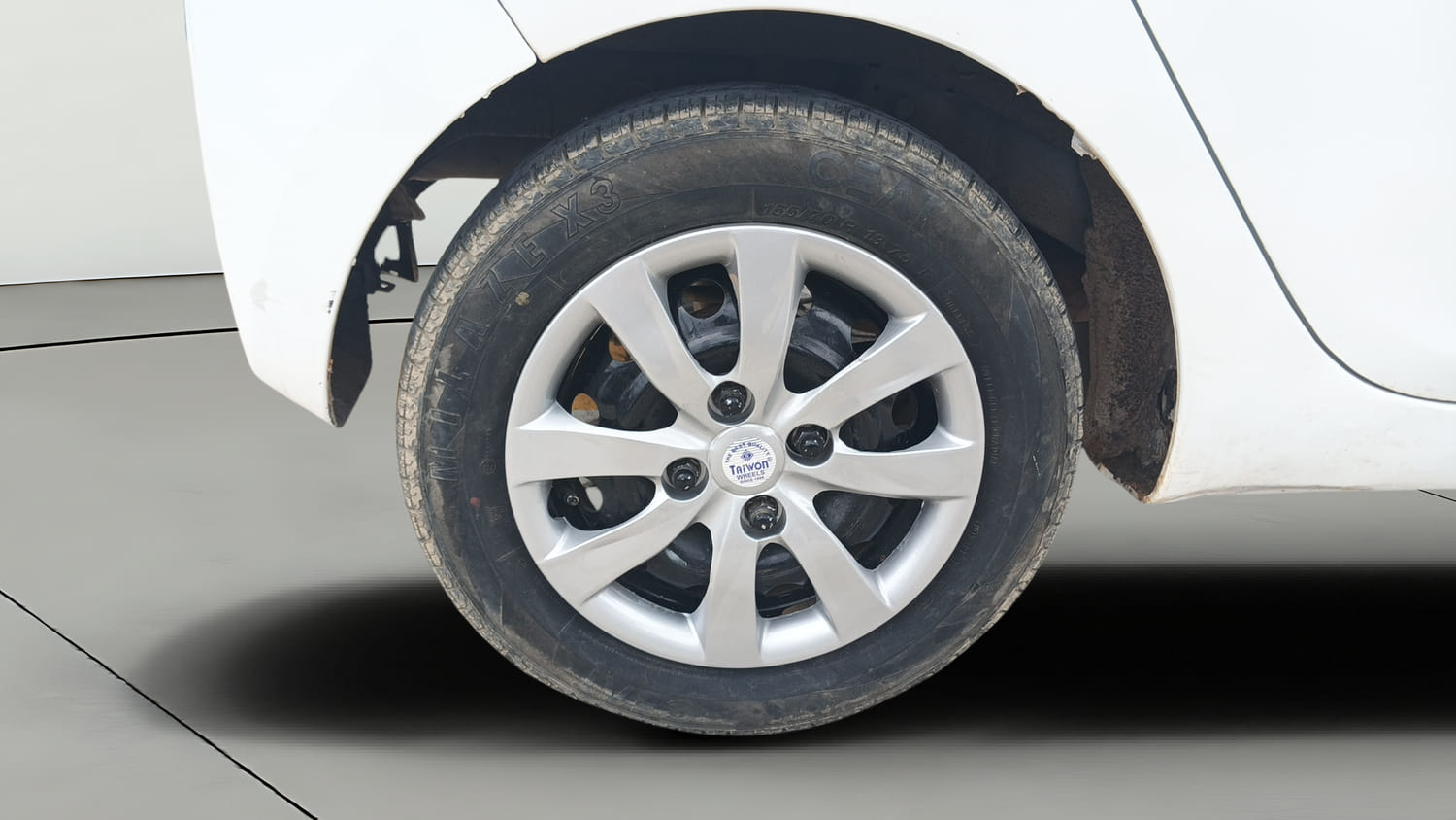 Used 2017 Hyundai Eon Sportz Petrol Manual tyres RIGHT REAR TYRE RIM VIEW