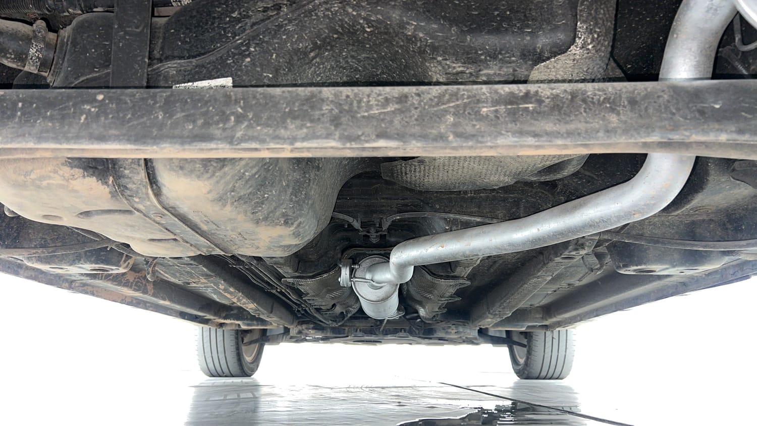 Used 2019 Mahindra XUV 300 1.5 W8 Diesel Manual extra REAR UNDERBODY VIEW (TAKEN FROM REAR)