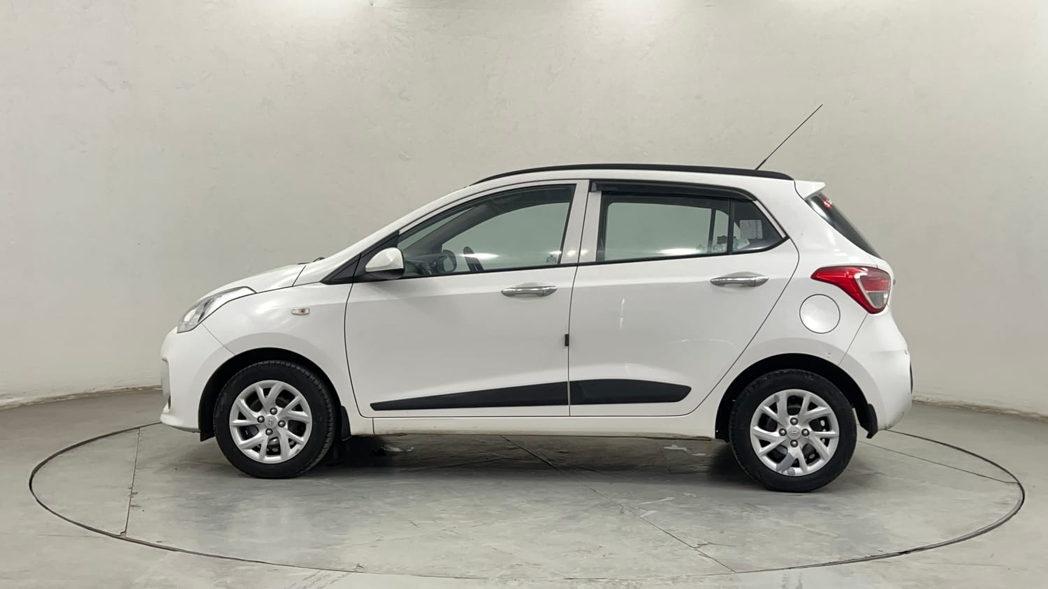 Used 2018 Hyundai Grand i10 Magna 1.2 Kappa VTVT Petrol Manual exterior LEFT SIDE VIEW