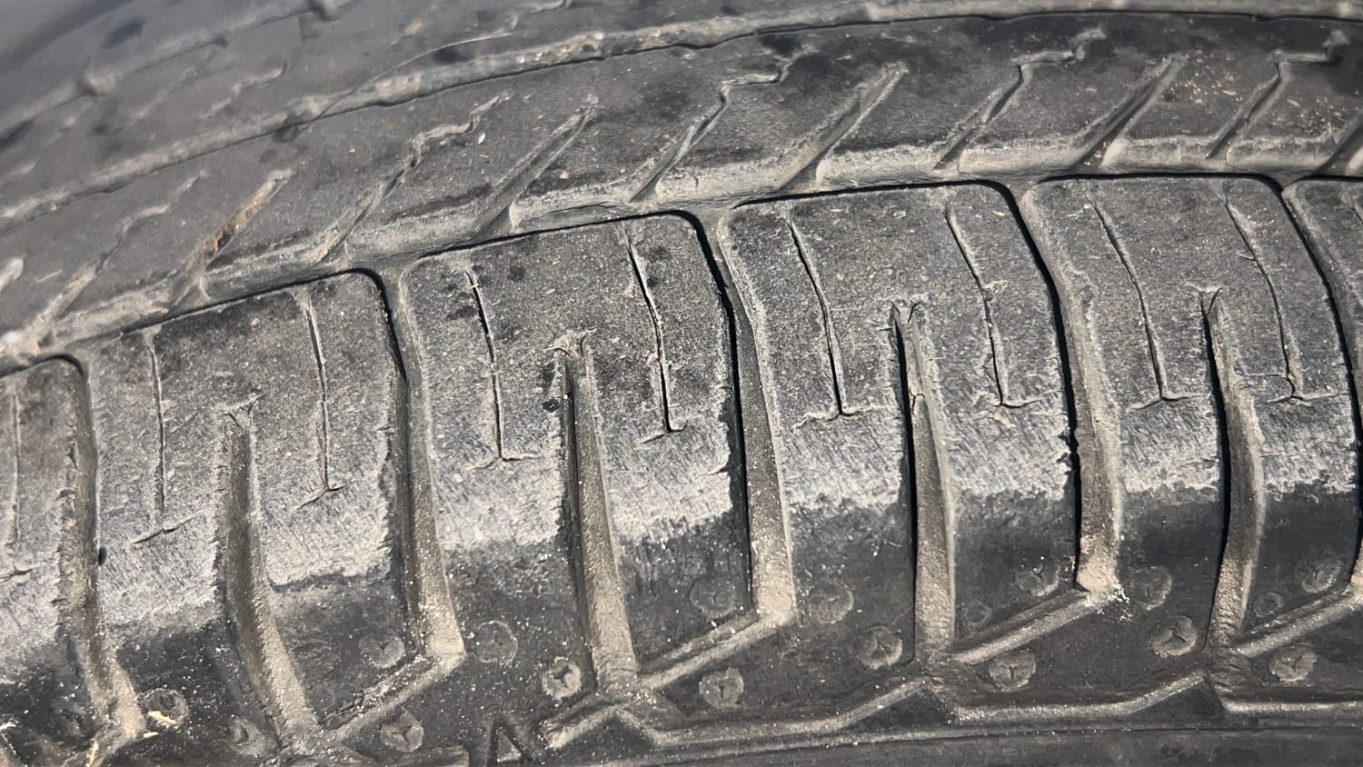Used 2015 Maruti Suzuki Alto 800 Lxi Petrol Manual tyres LEFT FRONT TYRE TREAD VIEW