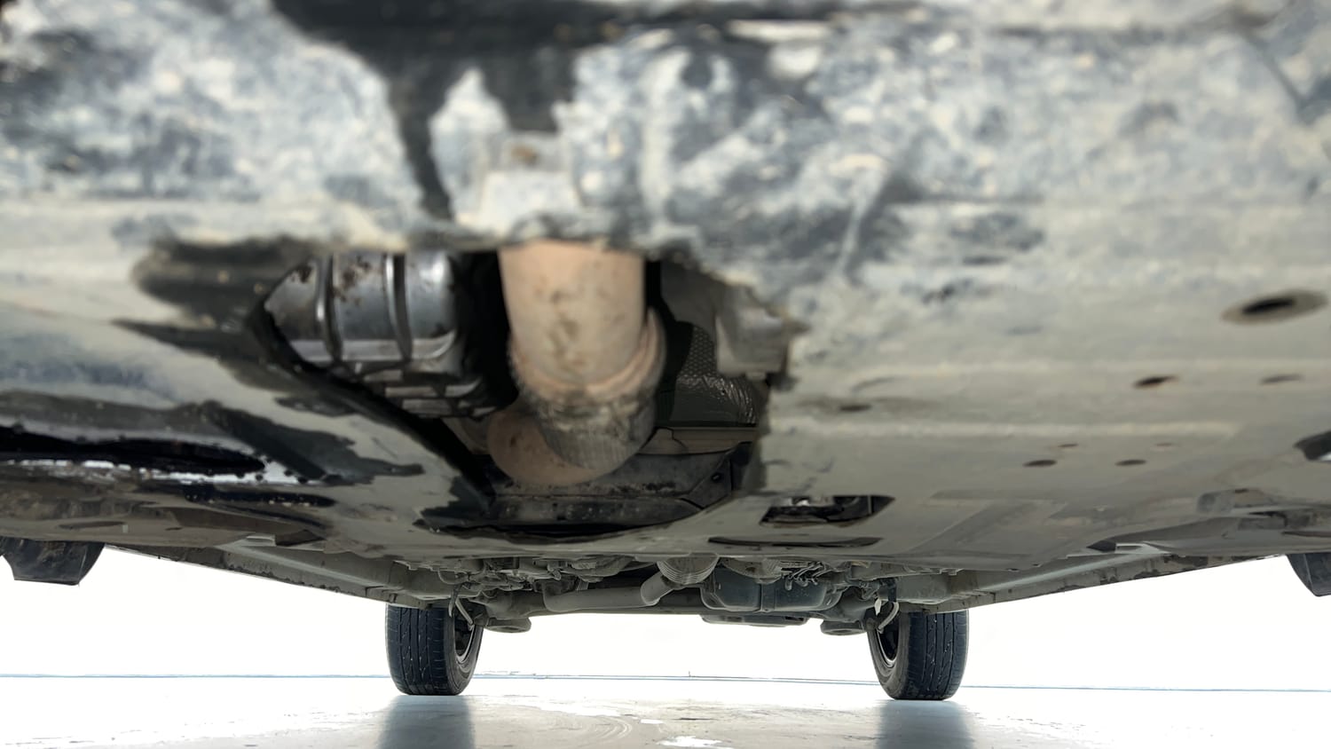 Used 2024 Mahindra XUV 300 W8 (O) 1.5 Diesel Diesel Manual extra FRONT LEFT UNDERBODY VIEW