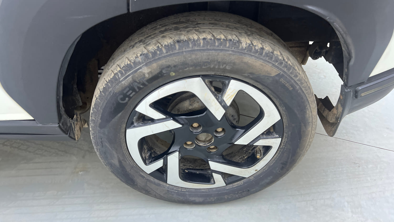 Used 2022 Nissan Magnite XV Turbo Petrol Manual tyres LEFT REAR TYRE RIM VIEW