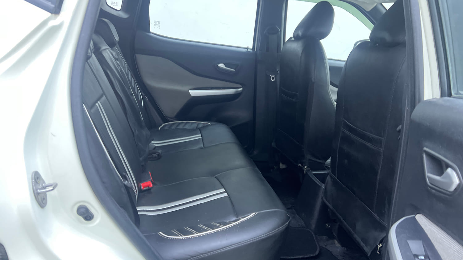 Used 2022 Nissan Magnite XV Turbo Petrol Manual interior RIGHT SIDE REAR DOOR CABIN VIEW