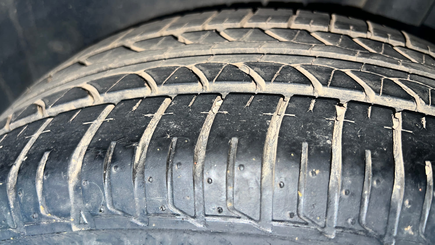 Used 2013 Volkswagen Polo Comfortline 1.2L (P) Petrol Manual tyres LEFT REAR TYRE TREAD VIEW