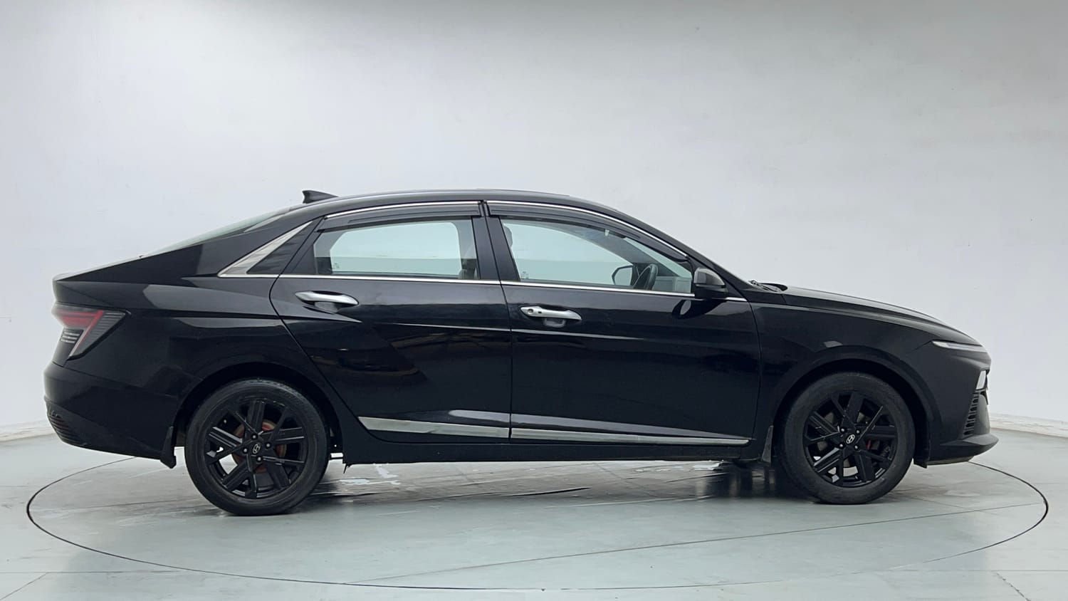 Used 2023 Hyundai Verna SX 1.5 Turbo Petrol MT Petrol Manual exterior RIGHT SIDE VIEW
