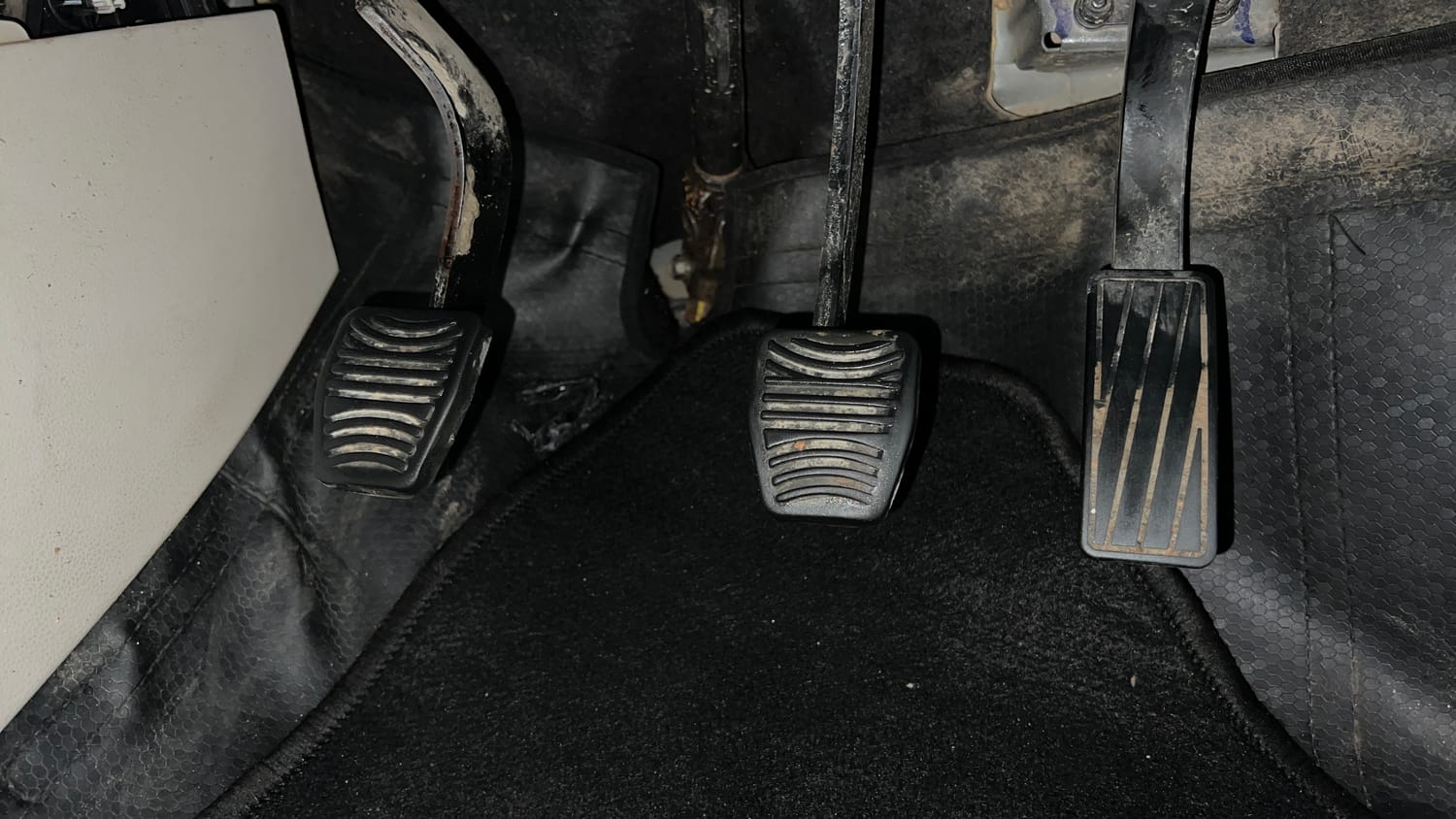 Used 2021 Mahindra XUV 300 W8 (O) 1.5 Diesel Diesel Manual interior PEDALS VIEW