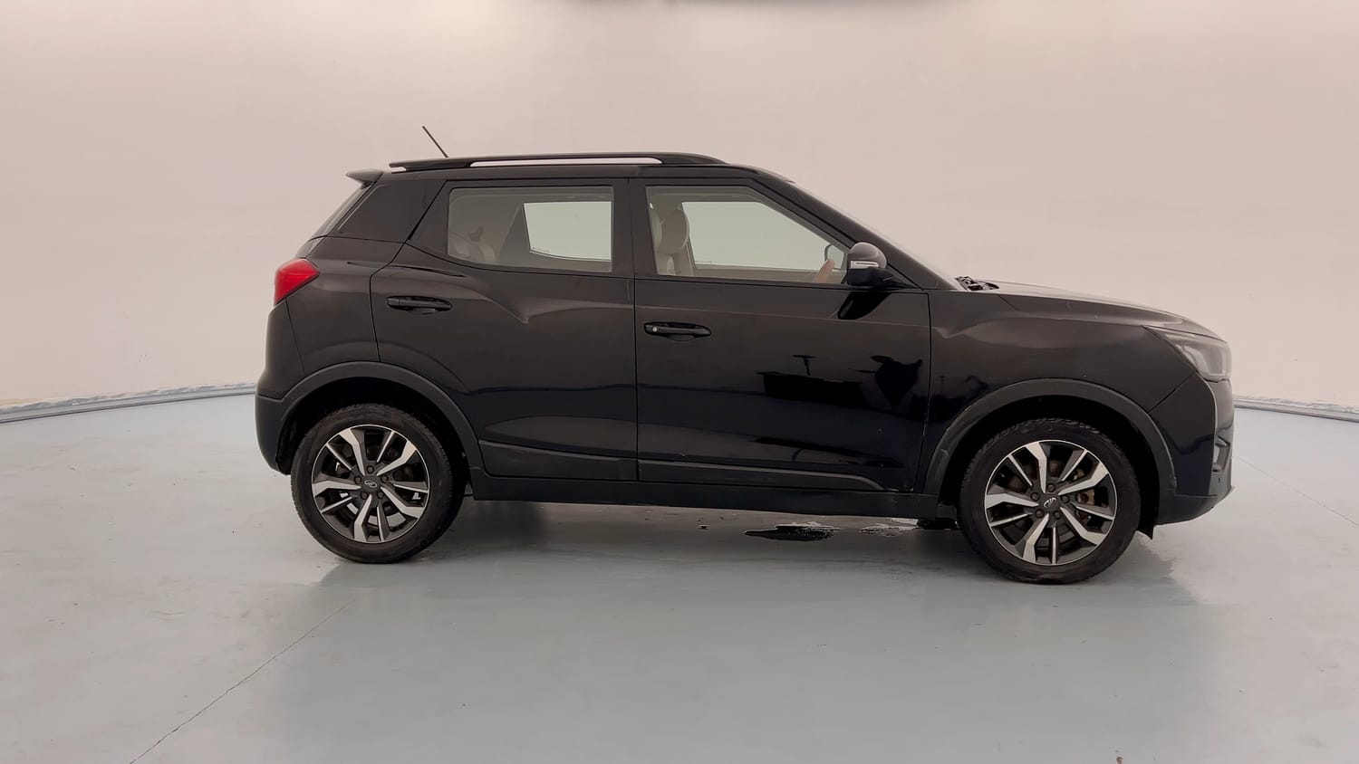 Used 2021 Mahindra XUV 300 W8 (O) 1.5 Diesel Diesel Manual exterior RIGHT SIDE VIEW