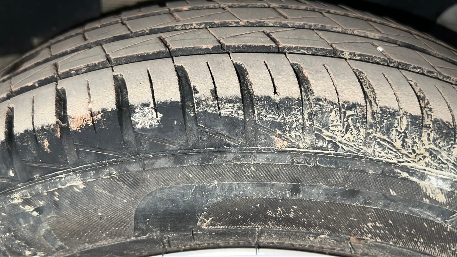 Used 2024 Renault Kwid RXT 1.0L Petrol Manual tyres LEFT FRONT TYRE TREAD VIEW