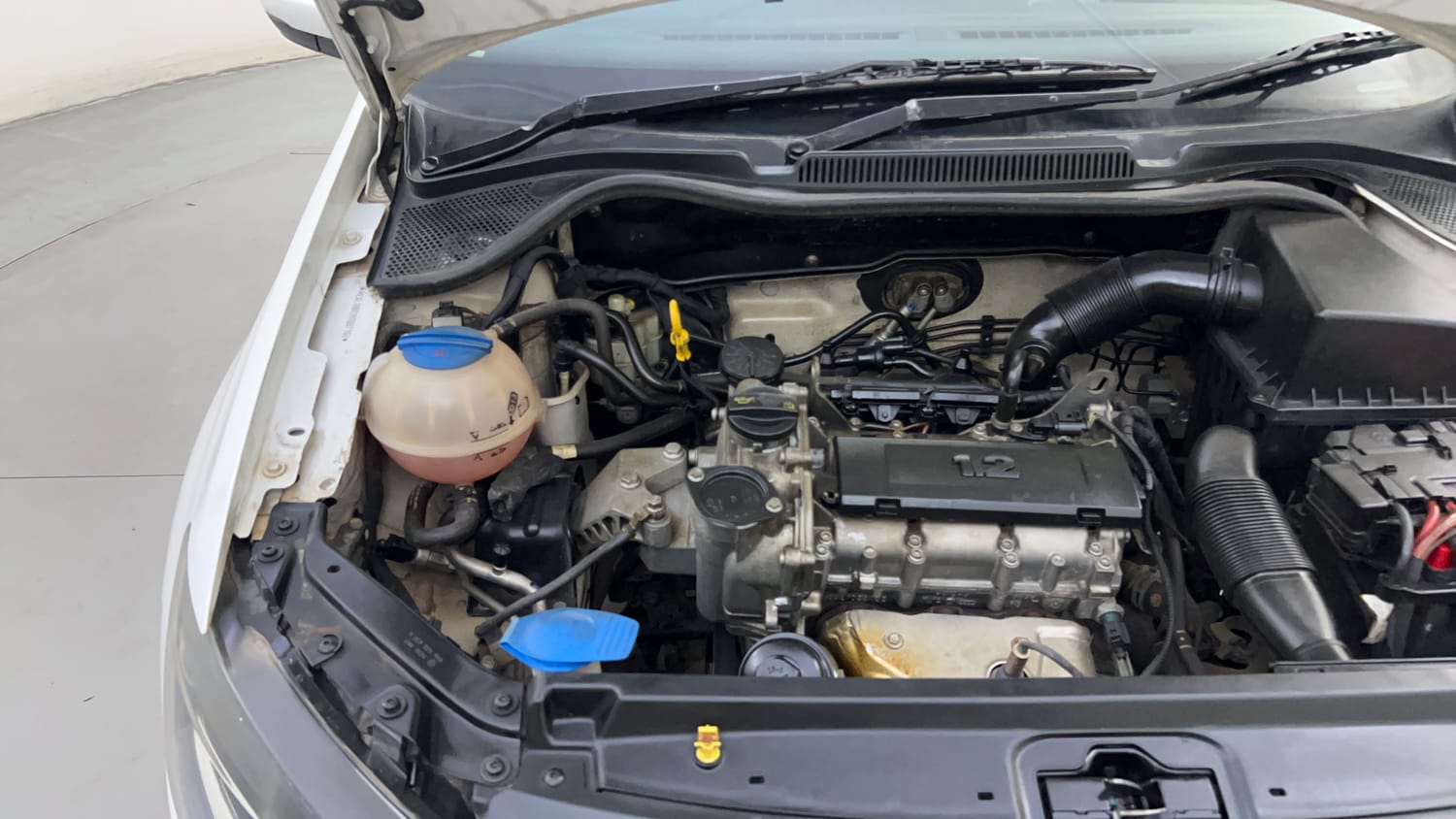 Used 2017 Volkswagen Polo Highline1.2L (P) Petrol Manual engine ENGINE RIGHT SIDE HINGE & APRON VIEW
