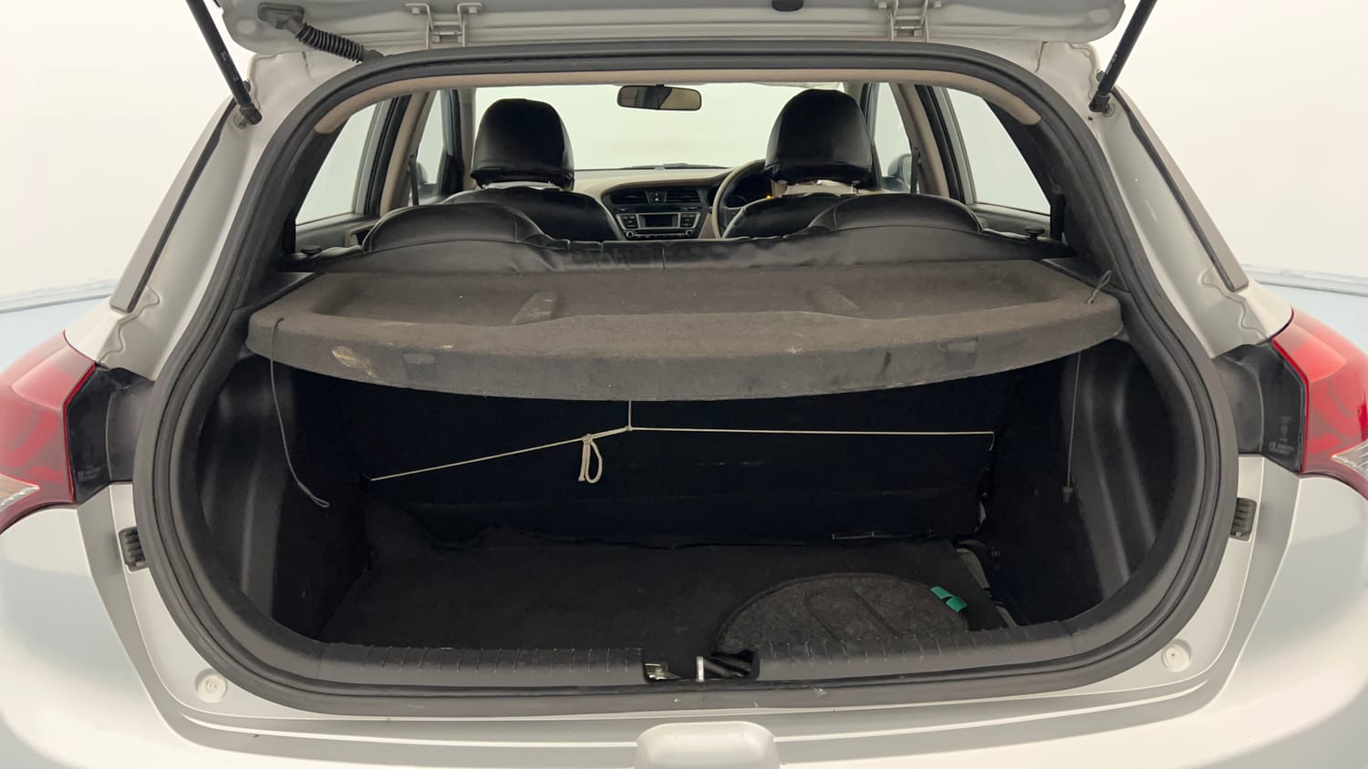 Used 2015 Hyundai Elite i20 Magna 1.2 Petrol Manual interior DICKY INSIDE VIEW