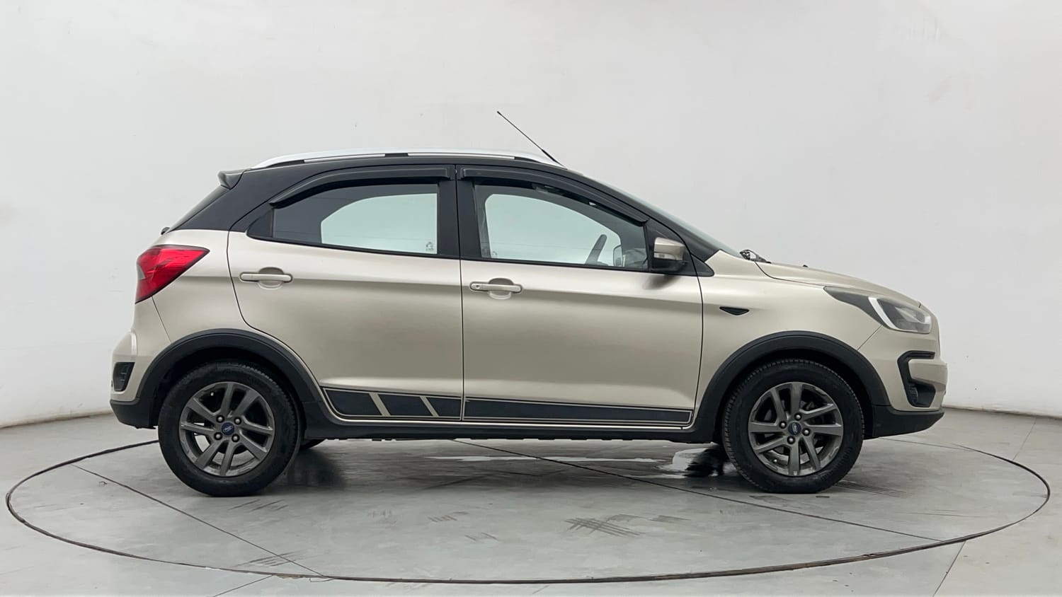 Used 2019 Ford Freestyle Titanium 1.5 TDCi Diesel Manual exterior RIGHT SIDE VIEW