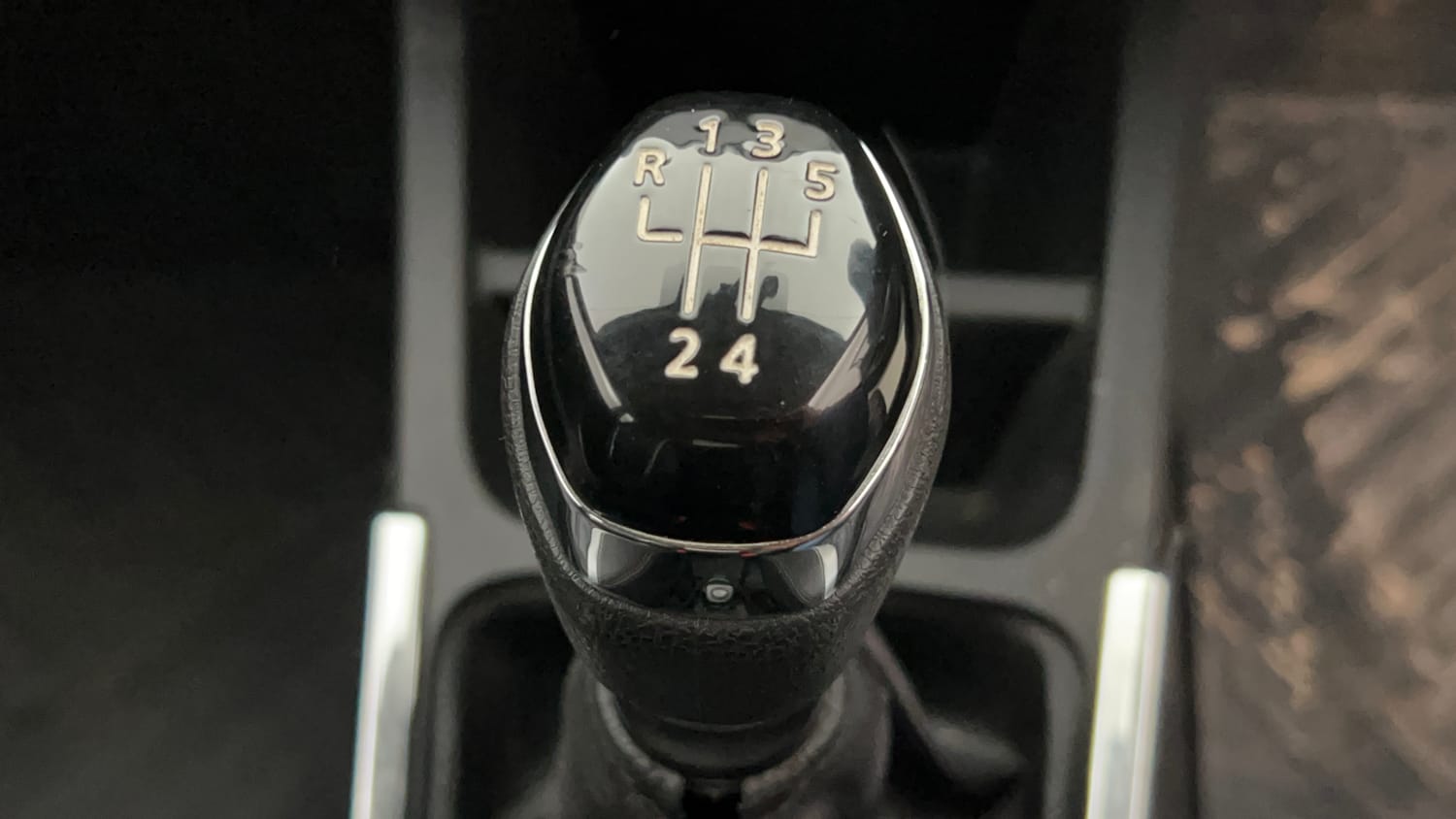 Used 2024 Renault Kwid RXT 1.0L Petrol Manual interior GEAR  KNOB VIEW
