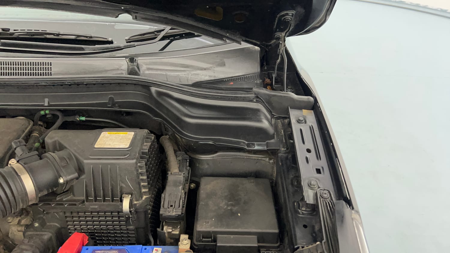 Used 2024 Mahindra XUV 300 W8 (O) 1.5 Diesel Diesel Manual engine ENGINE LEFT SIDE HINGE & APRON VIEW