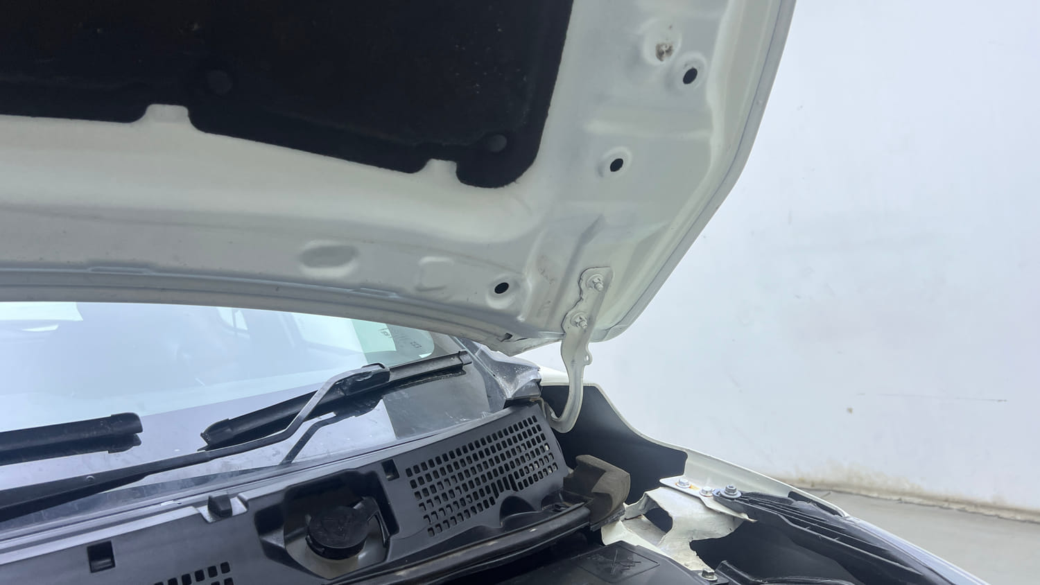 Used 2022 Nissan Magnite XV Turbo Petrol Manual engine ENGINE LEFT SIDE HINGE & APRON VIEW