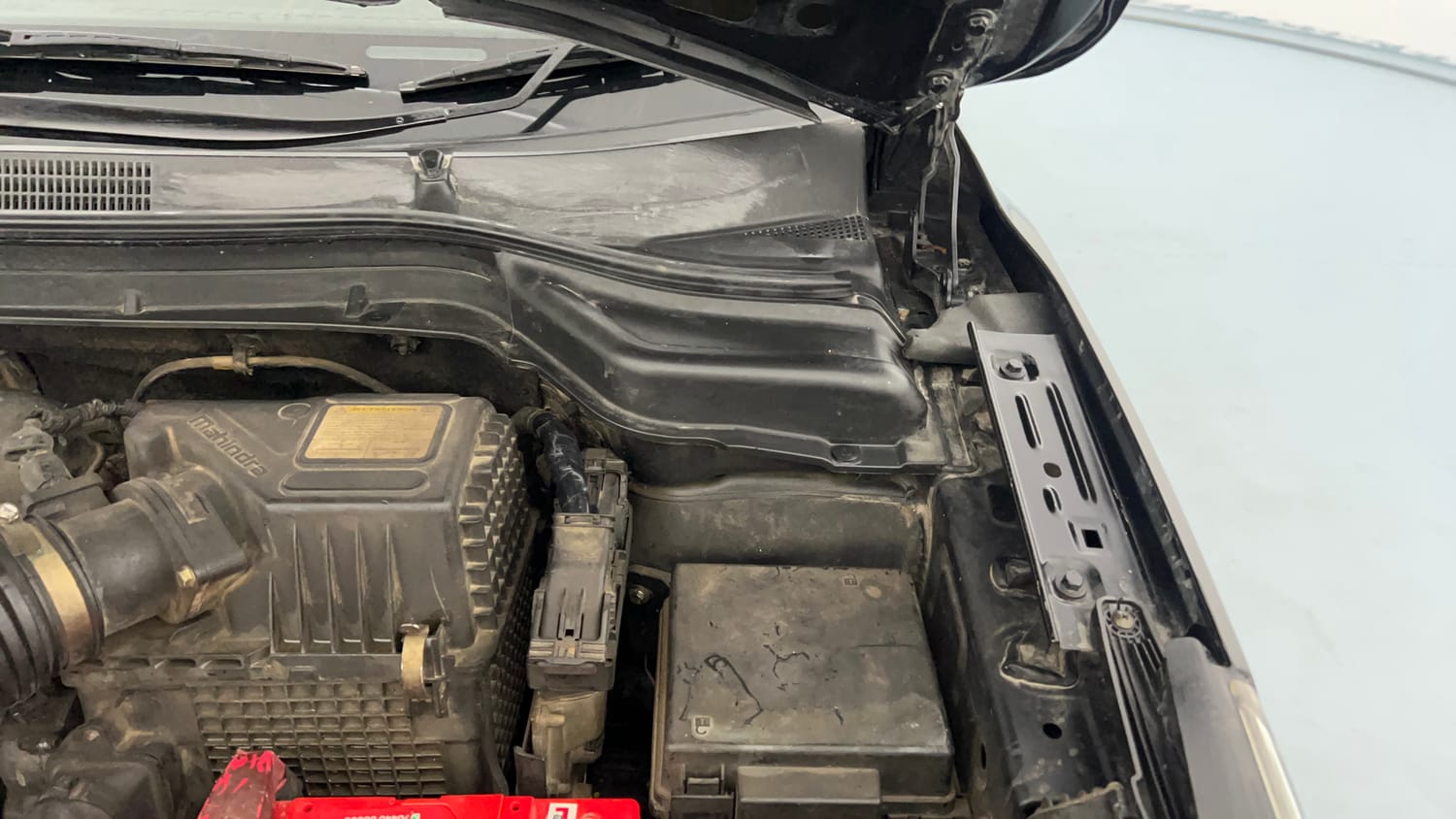 Used 2021 Mahindra XUV 300 W8 (O) 1.5 Diesel Diesel Manual engine ENGINE LEFT SIDE HINGE & APRON VIEW