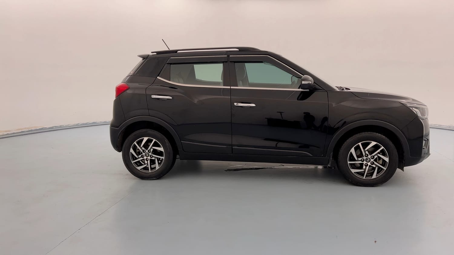 Used 2024 Mahindra XUV 300 W8 (O) 1.5 Diesel Diesel Manual exterior RIGHT SIDE VIEW