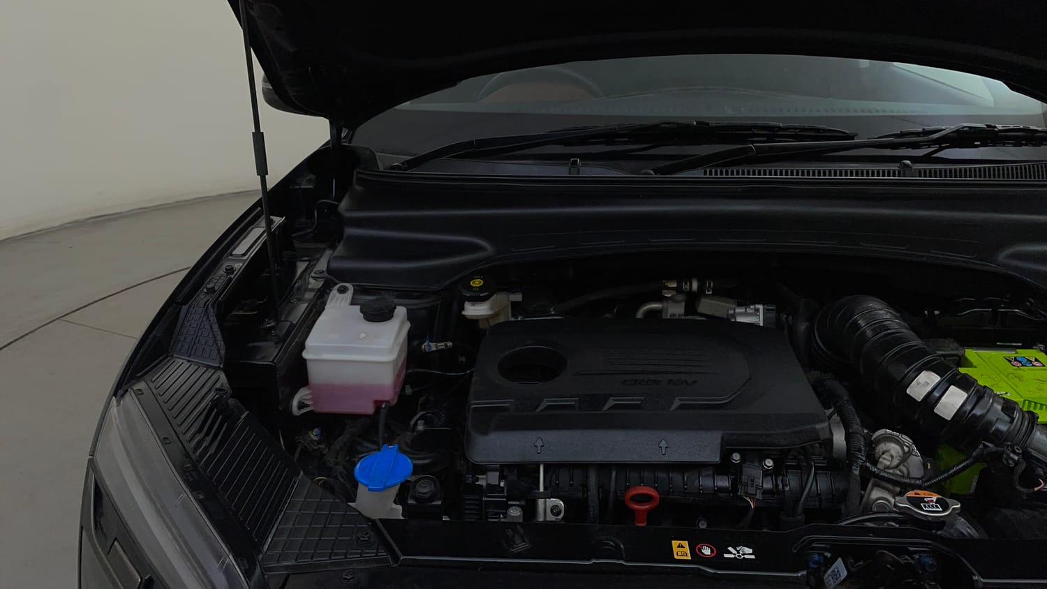 Used 2023 Hyundai Alcazar Prestige 7 STR 1.5 Diesel Diesel Manual engine ENGINE RIGHT SIDE HINGE & APRON VIEW