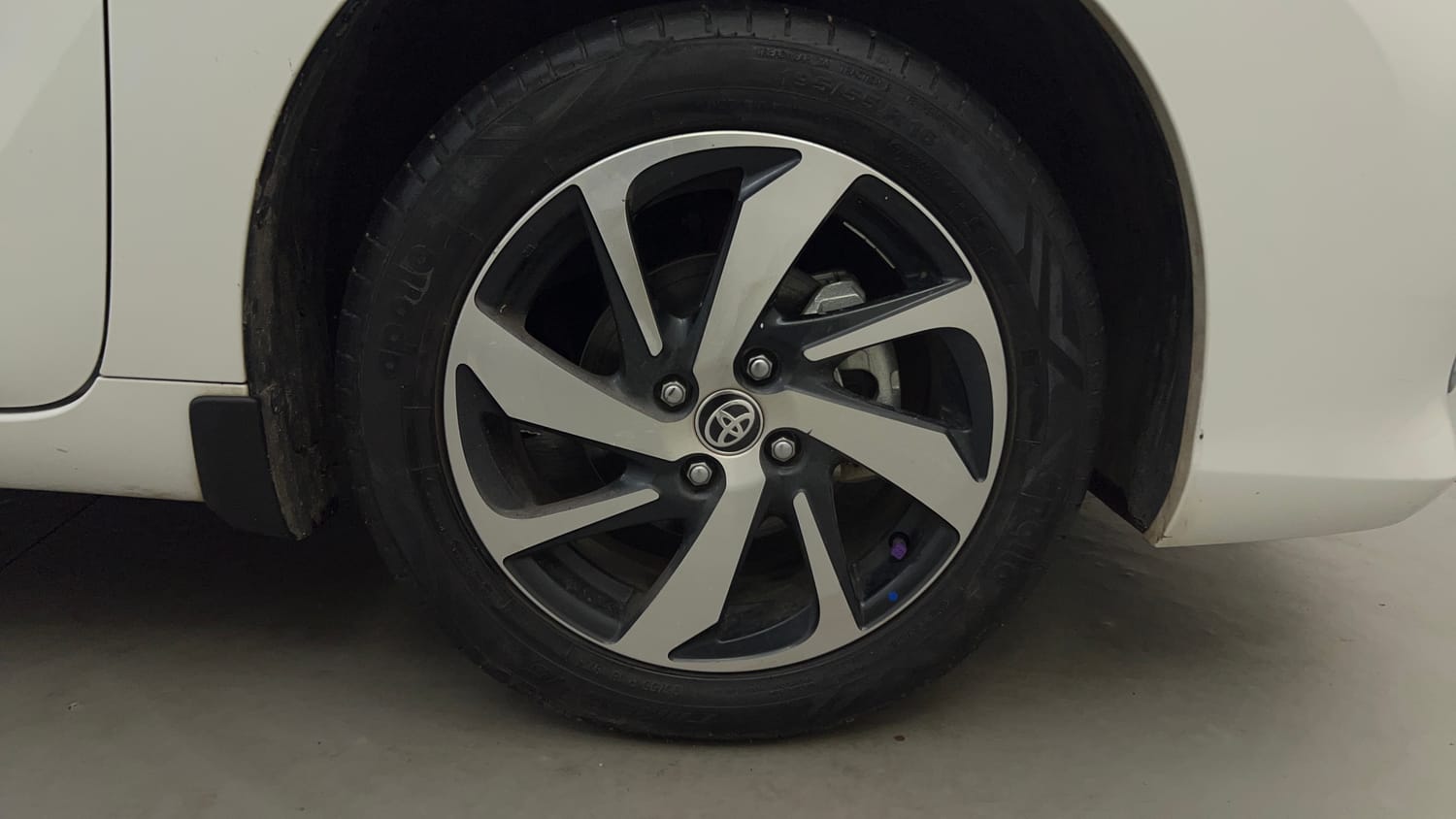 Used 2025 Toyota Glanza V AMT Petrol Automatic tyres RIGHT FRONT TYRE RIM VIEW