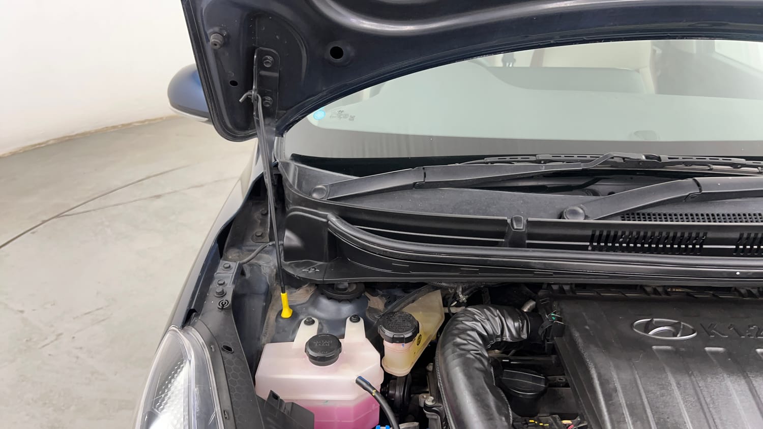 Used 2023 Hyundai Aura SX 1.2 CNG Cng Manual engine ENGINE RIGHT SIDE HINGE & APRON VIEW