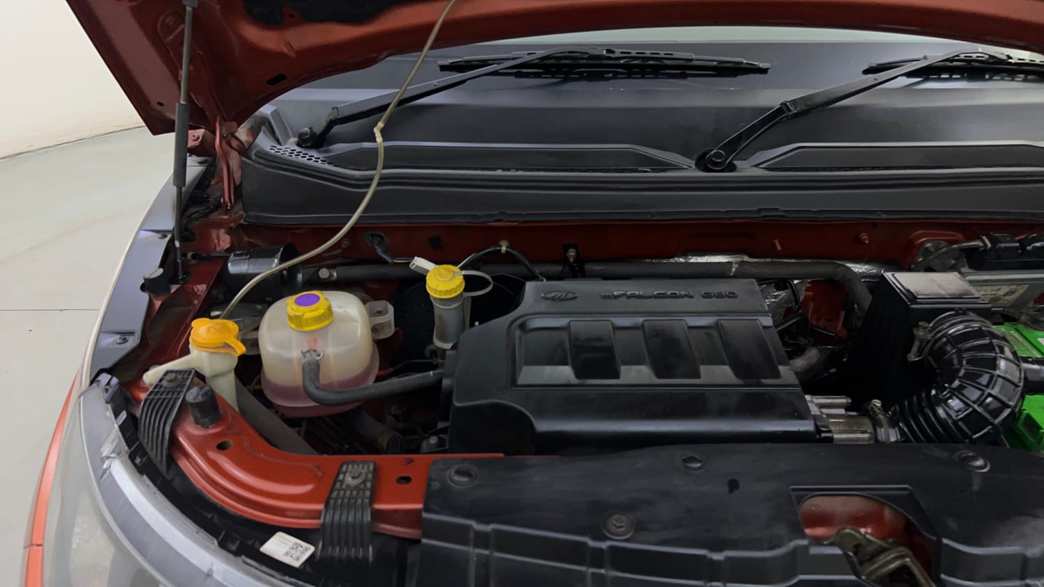 Used 2016 Mahindra KUV100 K6+ 6 STR Petrol Manual engine ENGINE RIGHT SIDE HINGE & APRON VIEW