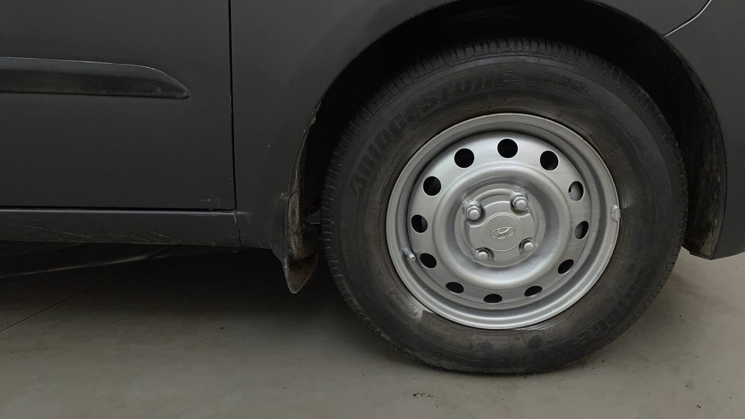 Used 2011 Hyundai i10 Era 1.1 iRDE2 Petrol Manual tyres RIGHT FRONT TYRE RIM VIEW