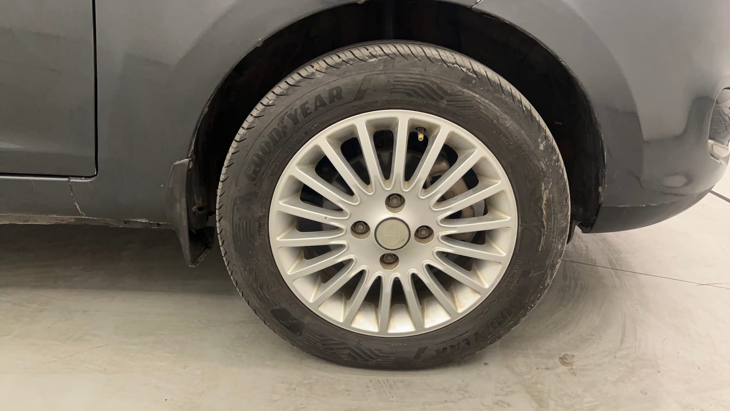 Used 2015 Tata Zest XT Petrol Petrol Manual tyres RIGHT FRONT TYRE RIM VIEW