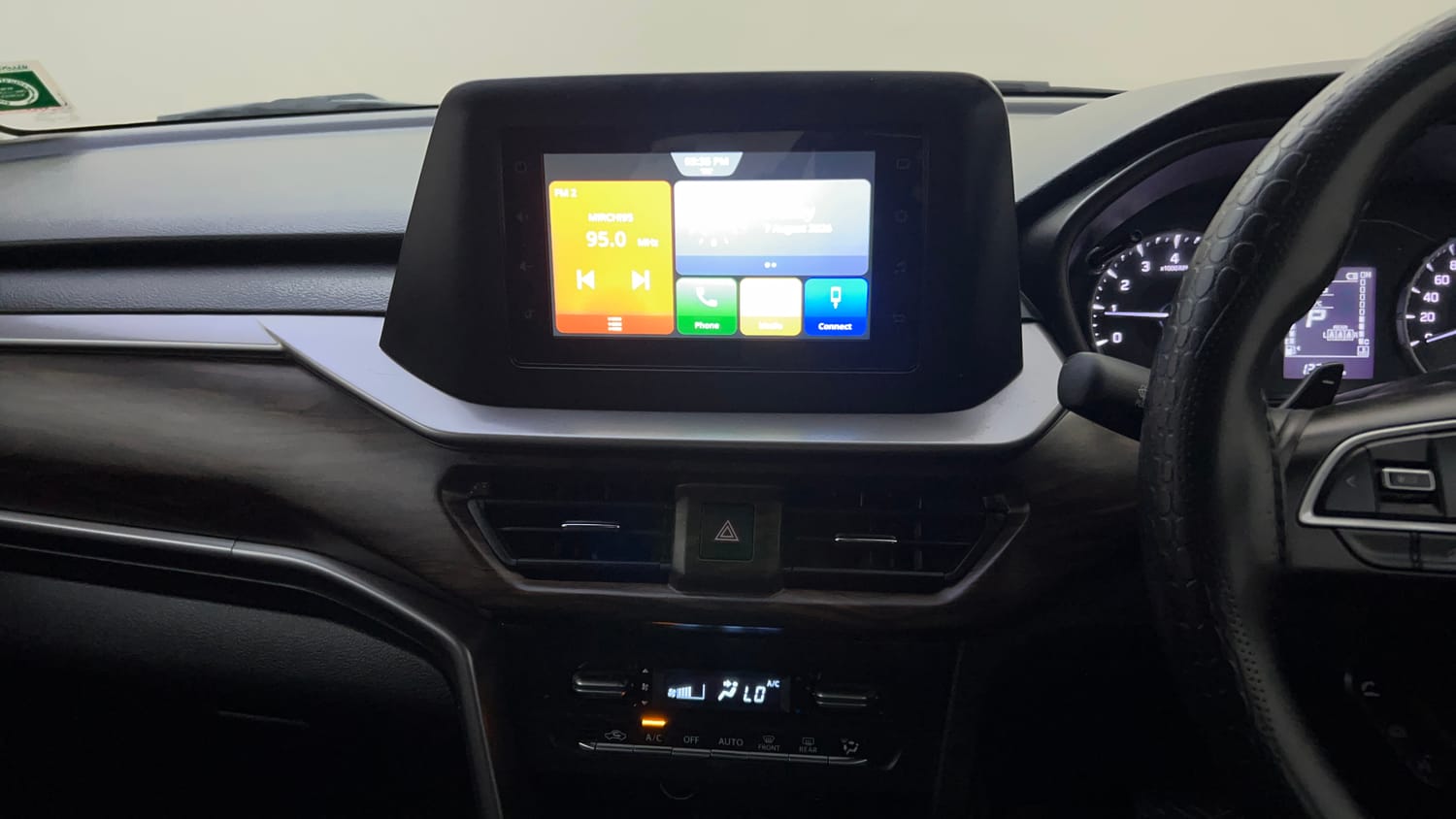 Used 2025 Maruti Suzuki Brezza Vxi AT Petrol Automatic top_features Integrated (in-dash) music system