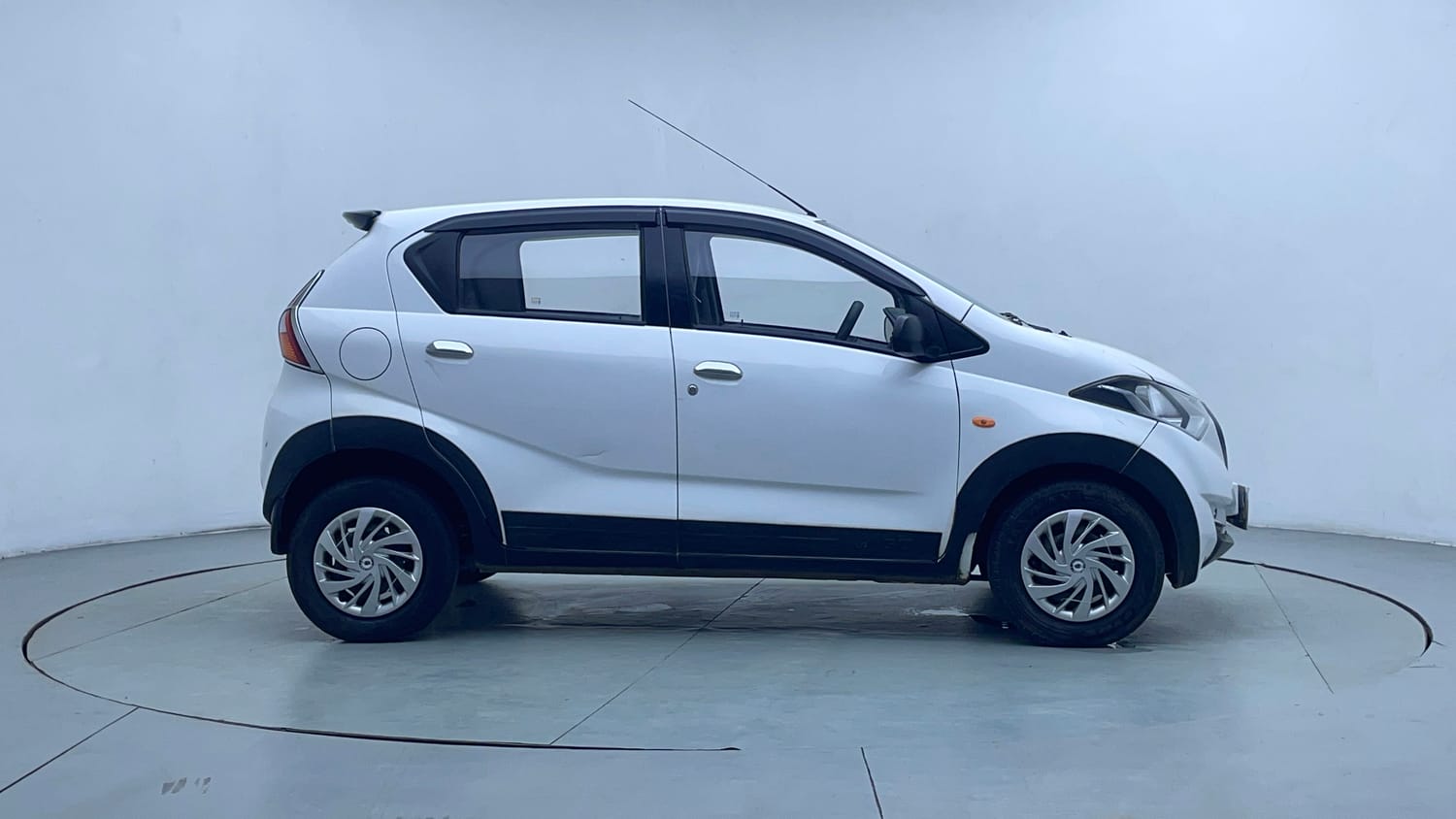 Used 2016 Datsun Redi-GO S Petrol Manual exterior RIGHT SIDE VIEW
