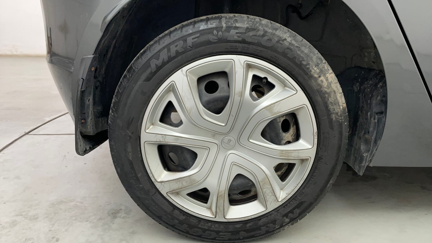 Used 2024 Tata Altroz XM Plus Petrol Petrol Manual tyres RIGHT REAR TYRE RIM VIEW
