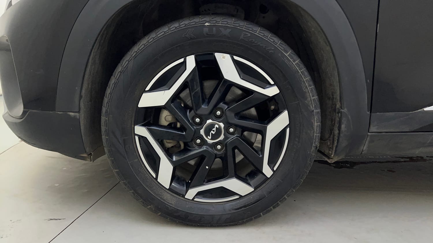 Used 2023 kia Seltos HTX 1.5 IVT Petrol Automatic tyres LEFT FRONT TYRE RIM VIEW