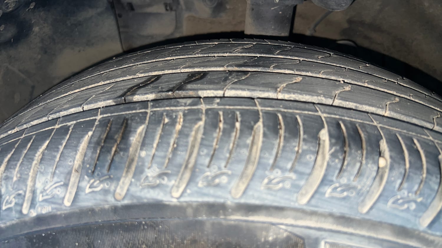 Used 2024 Hyundai Venue S (O) 1.0 Turbo DCT Petrol Automatic tyres LEFT FRONT TYRE TREAD VIEW