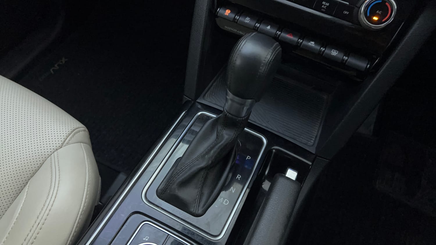 Used 2021 Mahindra XUV700 AX 7 Petrol AT 7 STR Petrol Automatic interior GEAR  KNOB VIEW