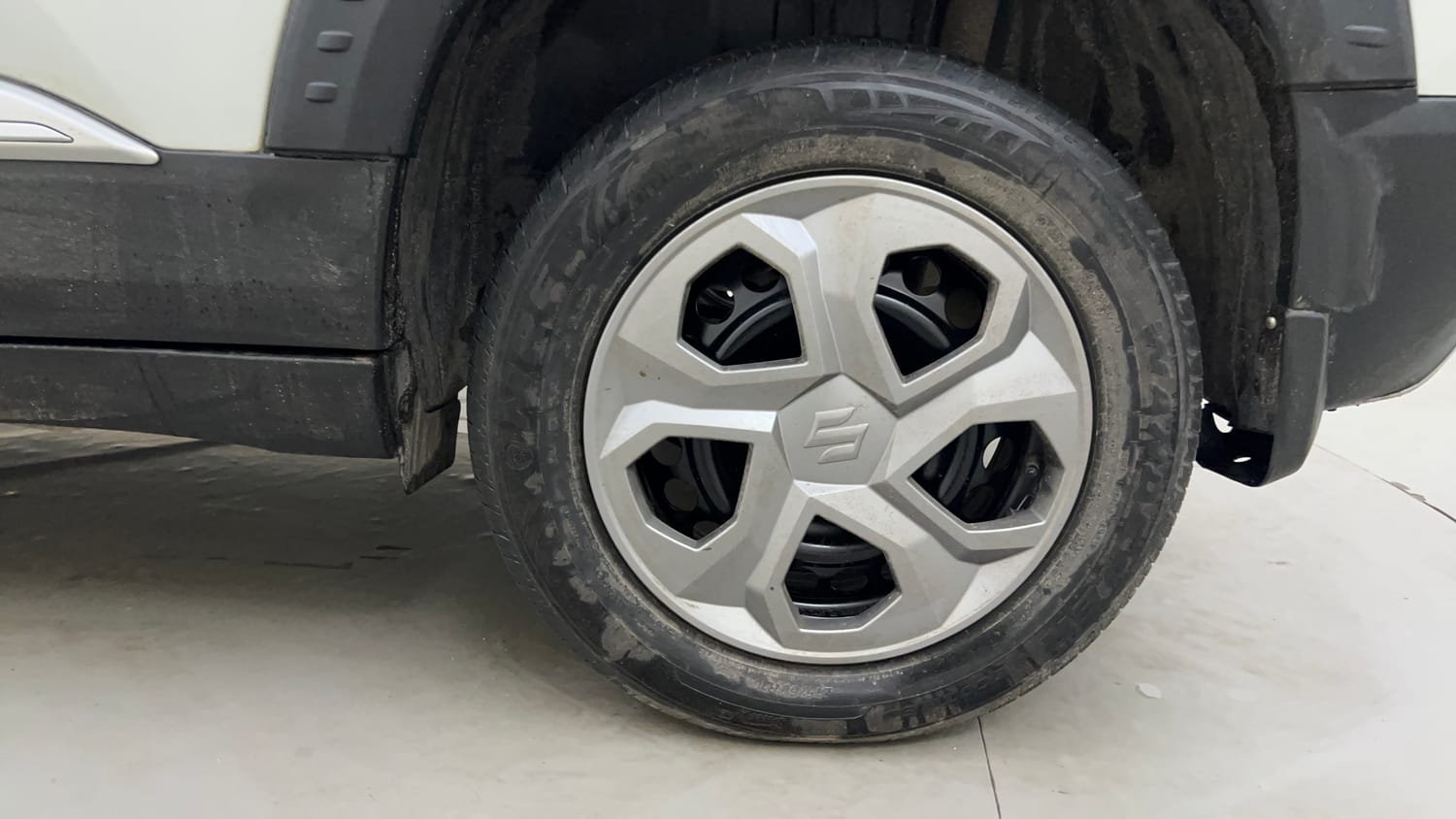 Used 2025 Maruti Suzuki Brezza Vxi AT Petrol Automatic tyres LEFT REAR TYRE RIM VIEW