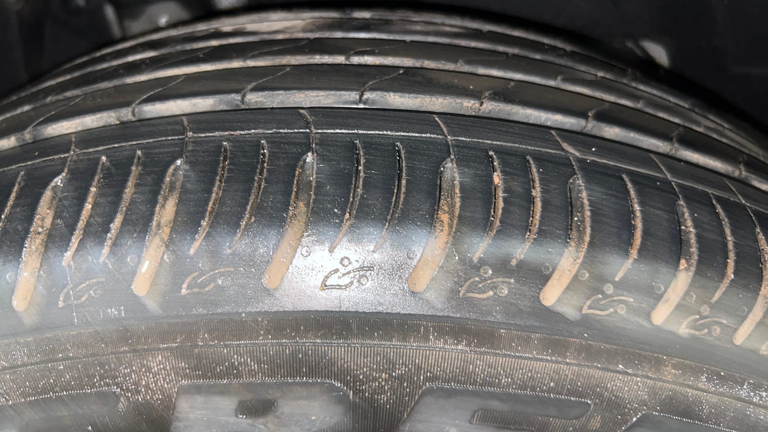 Used 2021 Mahindra XUV700 AX 7 Petrol AT 7 STR Petrol Automatic tyres RIGHT REAR TYRE TREAD VIEW
