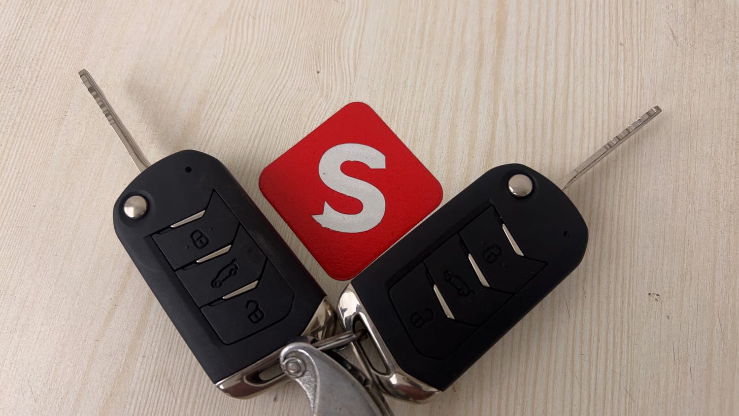 Used 2024 Mahindra XUV 300 W8 (O) 1.5 Diesel Diesel Manual extra CAR KEY VIEW
