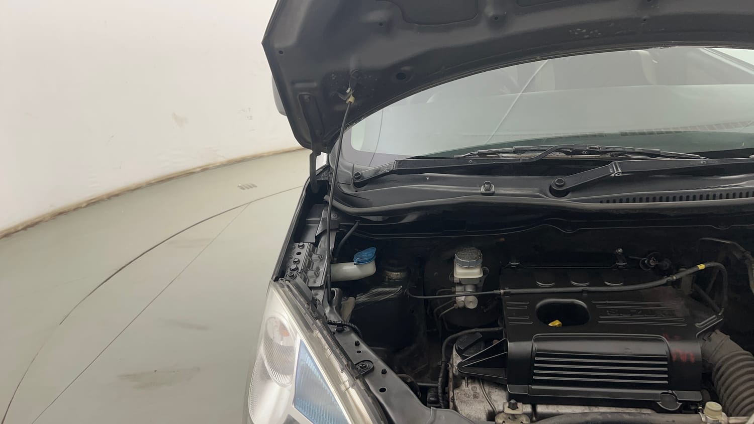 Used 2018 Maruti Suzuki Wagon R VXI Petrol Manual engine ENGINE RIGHT SIDE HINGE & APRON VIEW
